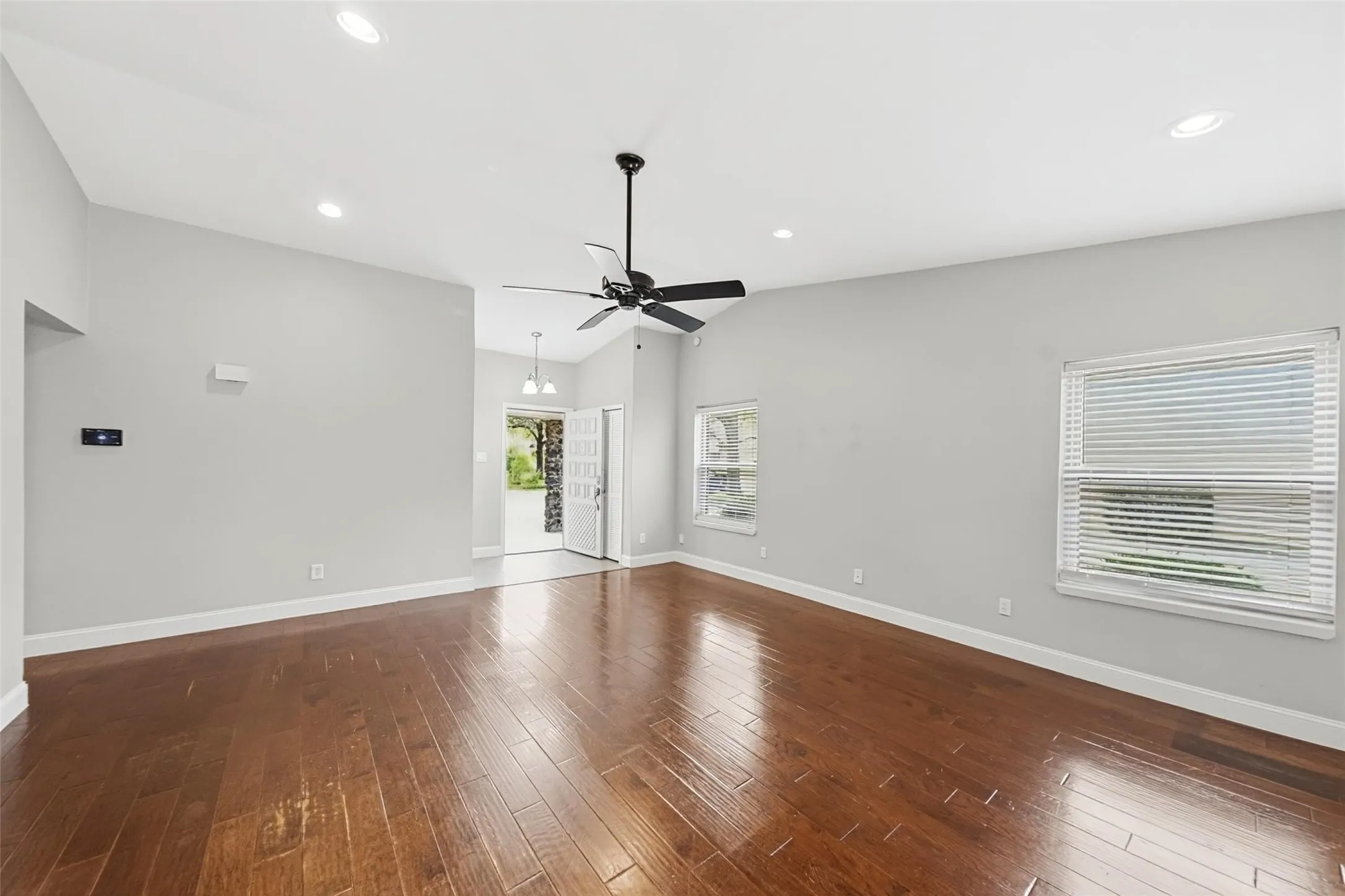 Single Family Residence For Rent in Tarrant County , 2909 White Oak Lane, Bedford, Texas 76021, 3 Bedroom, 2 Bathroom, 2 Garage spaces, 1,739 Sqft, built in 1973, mls#21413934, Real Estate Agent in Bedford, Homes For Rent in Tarrant county, Homes For Rent in Bedford, Realtor in Bedford Texas, Real Estate Brokerage Independent Realty Texas, Luminita Cordes Realtor