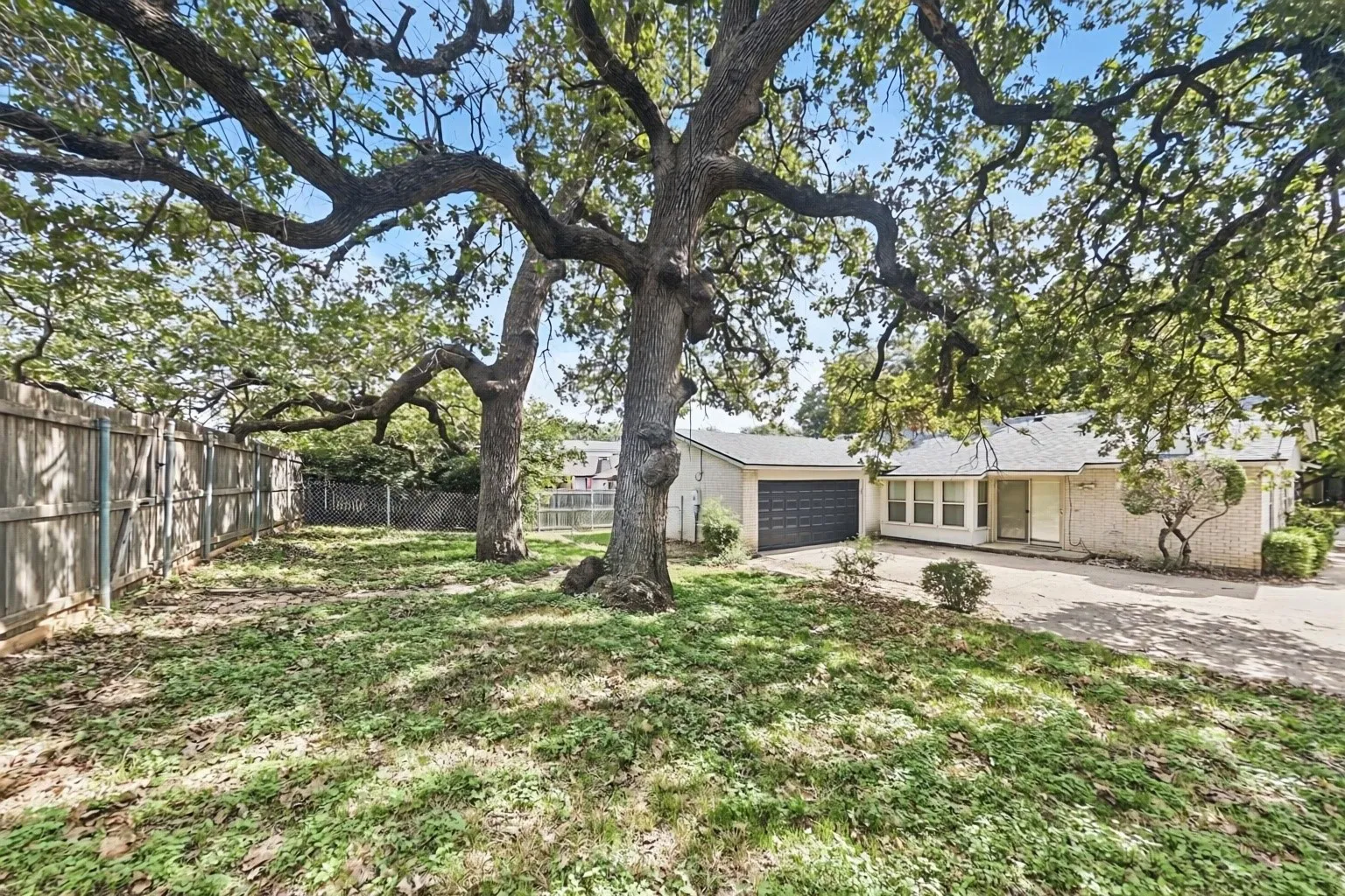 Single Family Residence For Rent in Tarrant County , 2909 White Oak Lane, Bedford, Texas 76021, 3 Bedroom, 2 Bathroom, 2 Garage spaces, 1,739 Sqft, built in 1973, mls#21413934, Real Estate Agent in Bedford, Homes For Rent in Tarrant county, Homes For Rent in Bedford, Realtor in Bedford Texas, Real Estate Brokerage Independent Realty Texas, Luminita Cordes Realtor