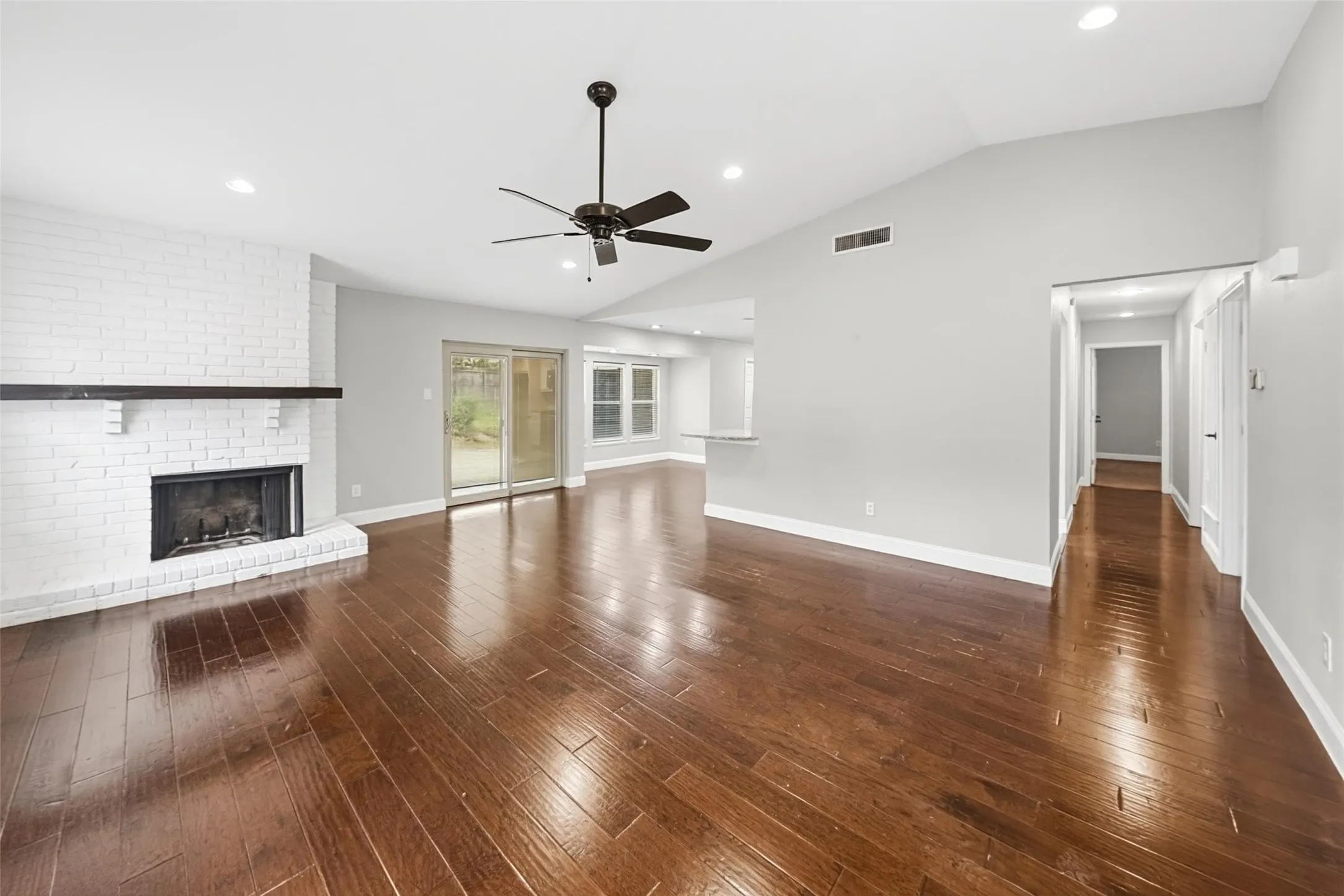 Single Family Residence For Rent in Tarrant County , 2909 White Oak Lane, Bedford, Texas 76021, 3 Bedroom, 2 Bathroom, 2 Garage spaces, 1,739 Sqft, built in 1973, mls#21413934, Real Estate Agent in Bedford, Homes For Rent in Tarrant county, Homes For Rent in Bedford, Realtor in Bedford Texas, Real Estate Brokerage Independent Realty Texas, Luminita Cordes Realtor