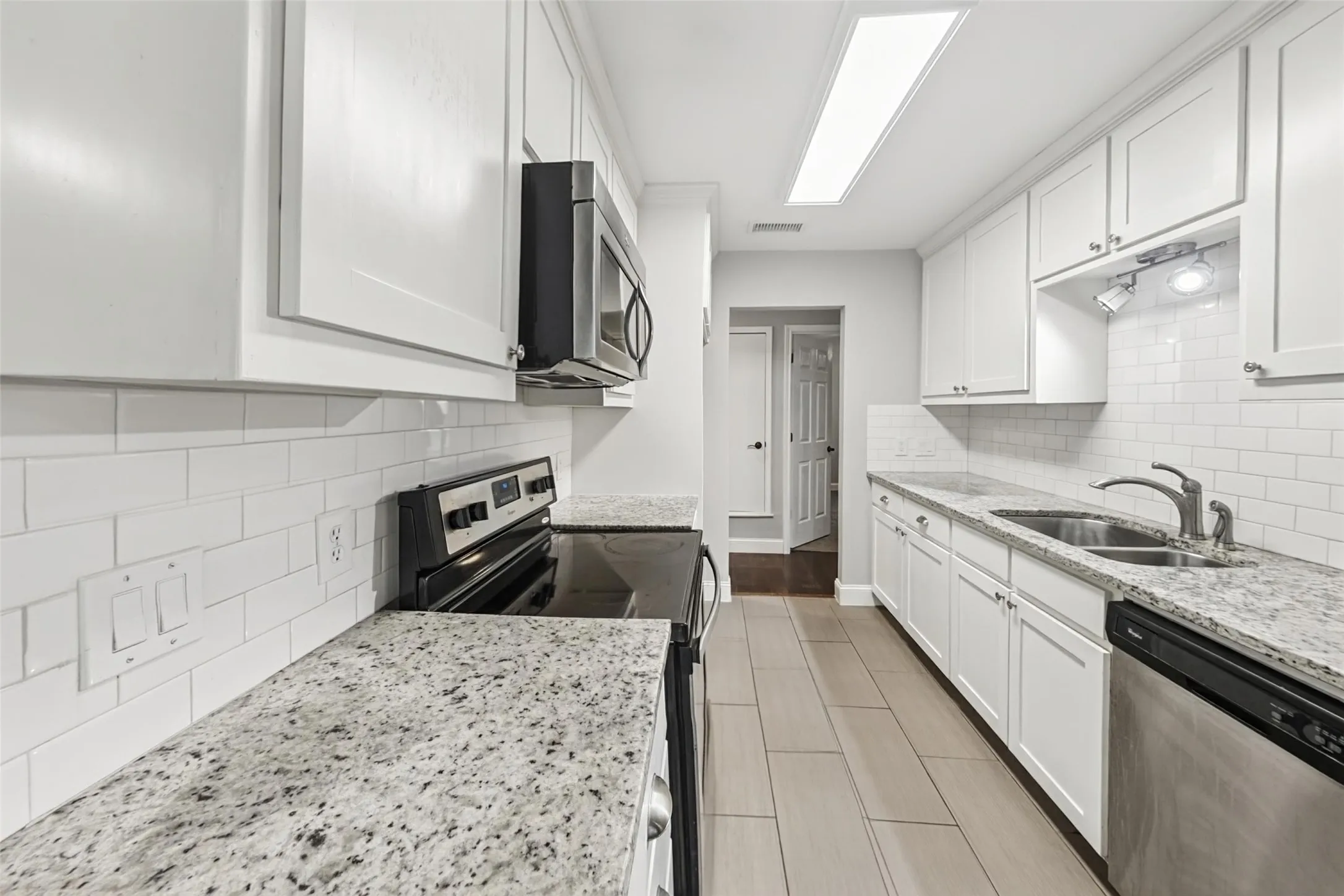 Single Family Residence For Rent in Tarrant County , 2909 White Oak Lane, Bedford, Texas 76021, 3 Bedroom, 2 Bathroom, 2 Garage spaces, 1,739 Sqft, built in 1973, mls#21413934, Real Estate Agent in Bedford, Homes For Rent in Tarrant county, Homes For Rent in Bedford, Realtor in Bedford Texas, Real Estate Brokerage Independent Realty Texas, Luminita Cordes Realtor