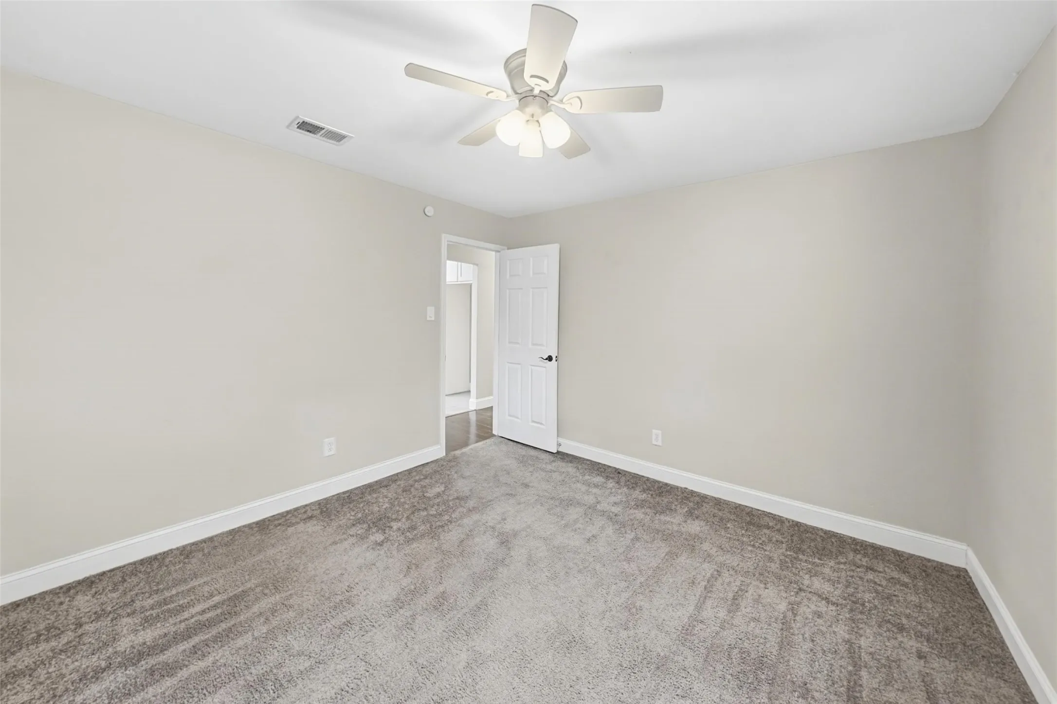Single Family Residence For Rent in Tarrant County , 2909 White Oak Lane, Bedford, Texas 76021, 3 Bedroom, 2 Bathroom, 2 Garage spaces, 1,739 Sqft, built in 1973, mls#21413934, Real Estate Agent in Bedford, Homes For Rent in Tarrant county, Homes For Rent in Bedford, Realtor in Bedford Texas, Real Estate Brokerage Independent Realty Texas, Luminita Cordes Realtor