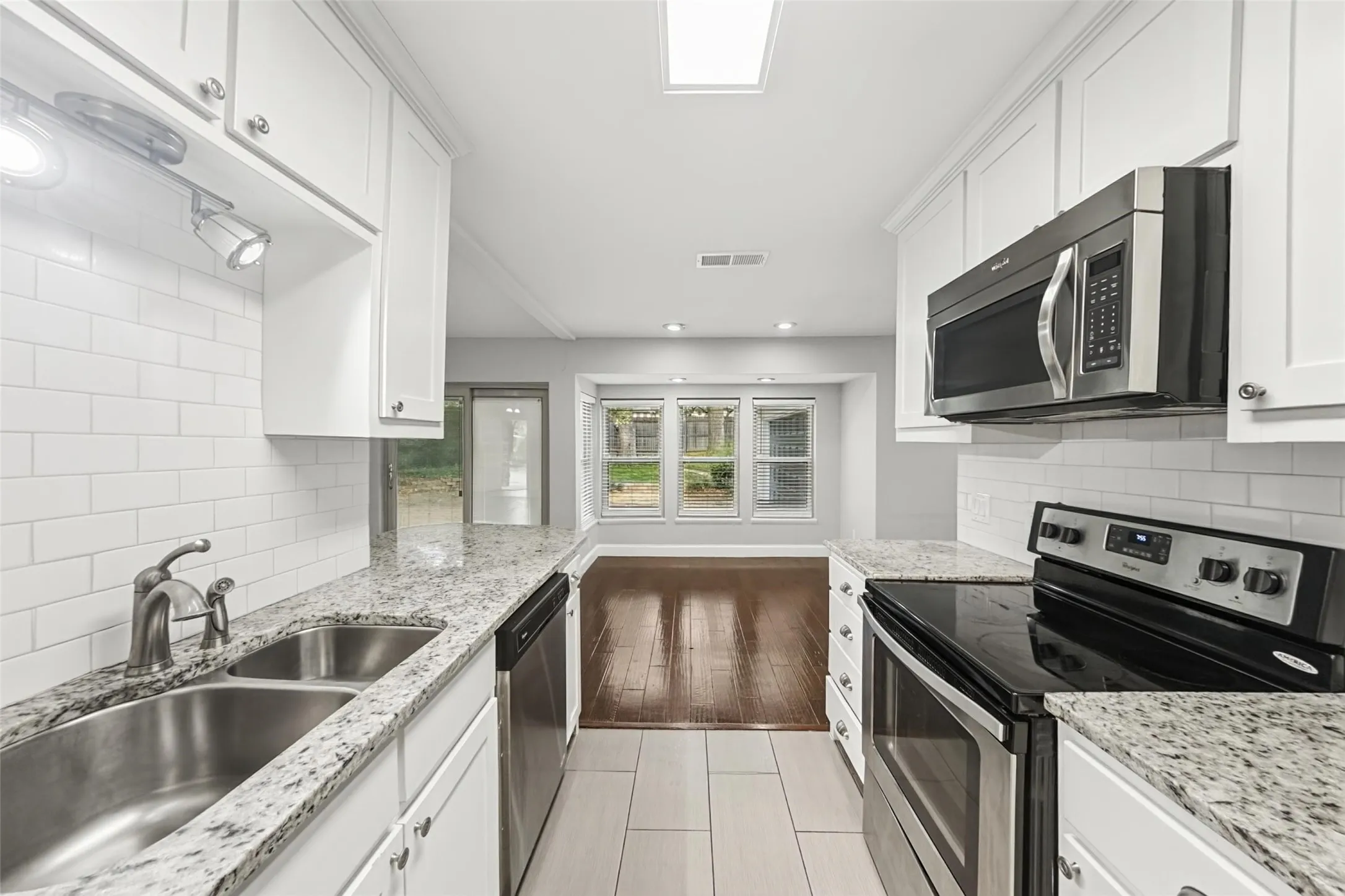 Single Family Residence For Rent in Tarrant County , 2909 White Oak Lane, Bedford, Texas 76021, 3 Bedroom, 2 Bathroom, 2 Garage spaces, 1,739 Sqft, built in 1973, mls#21413934, Real Estate Agent in Bedford, Homes For Rent in Tarrant county, Homes For Rent in Bedford, Realtor in Bedford Texas, Real Estate Brokerage Independent Realty Texas, Luminita Cordes Realtor