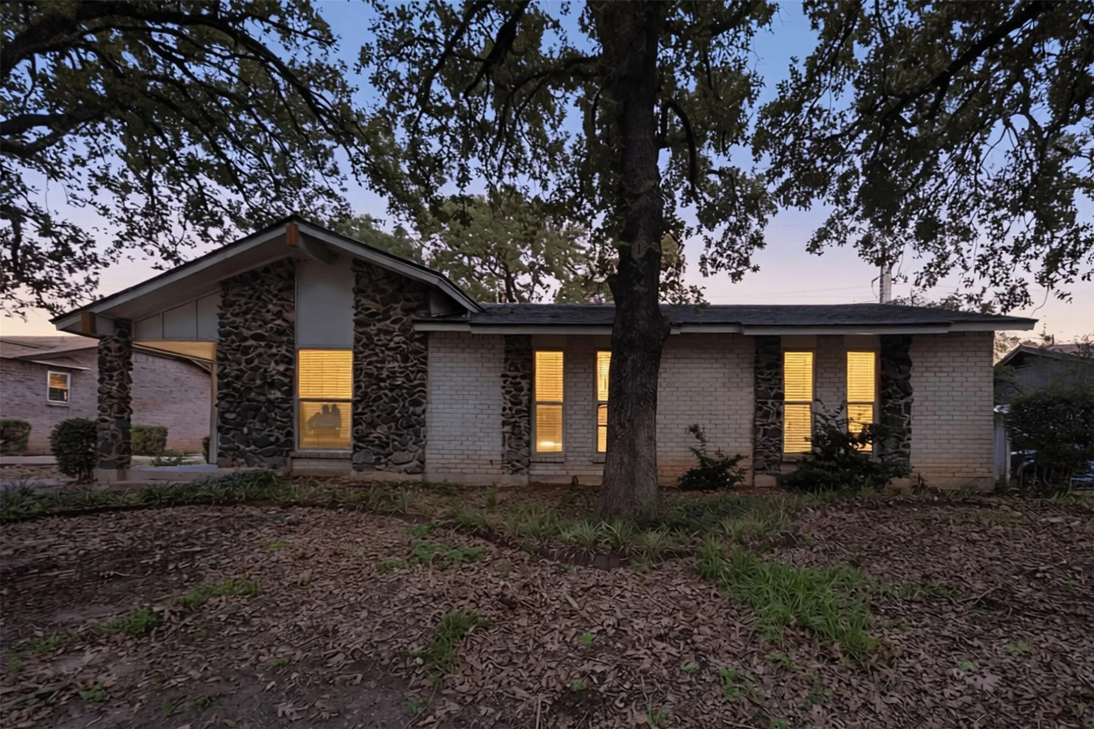 Single Family Residence For Rent in Tarrant County , 2909 White Oak Lane, Bedford, Texas 76021, 3 Bedroom, 2 Bathroom, 2 Garage spaces, 1,739 Sqft, built in 1973, mls#21413934, Real Estate Agent in Bedford, Homes For Rent in Tarrant county, Homes For Rent in Bedford, Realtor in Bedford Texas, Real Estate Brokerage Independent Realty Texas, Luminita Cordes Realtor