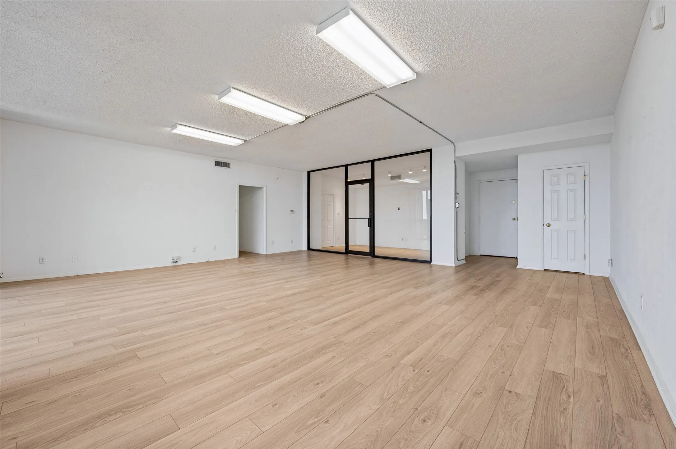 Condominium For Sale in Dallas County , 5200 Keller Springs Road 522, Dallas, Texas 75248, 2 Bedroom, 2 Bathroom, 2 Garage spaces, 2,006 Sqft, built in 1981, mls#21413920, Real Estate Agent in Dallas, Homes For Sale in Dallas county, Homes For Sale in Dallas, Realtor in Dallas Texas, Real Estate Brokerage Independent Realty Texas, Luminita Cordes Realtor