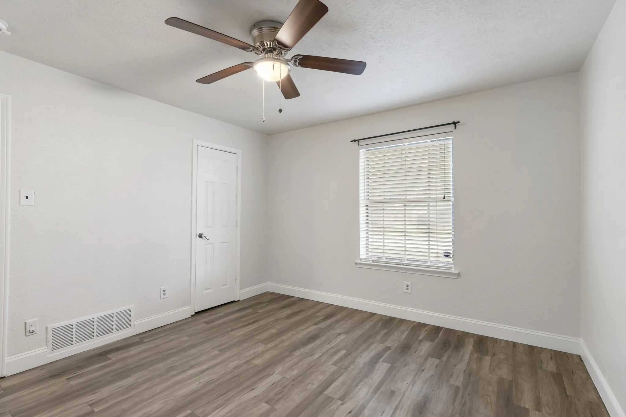 Single Family Residence For Sale in Collin County , 2301 Huntington Drive, Plano, Texas 75075, 4 Bedroom, 3 Bathroom, 2 Garage spaces, 2,445 Sqft, built in 1976, mls#21411567, Real Estate Agent in Plano, Homes For Sale in Collin county, Homes For Sale in Plano, Realtor in Plano Texas, Real Estate Brokerage Independent Realty Texas, Luminita Cordes Realtor