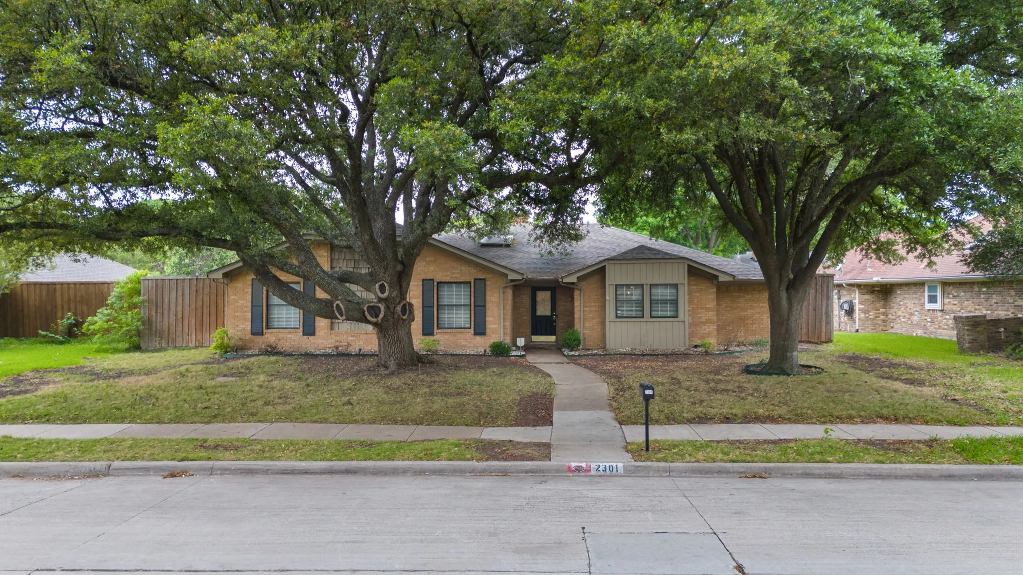 Single Family Residence For Sale in Collin County , 2301 Huntington Drive, Plano, Texas 75075, 4 Bedroom, 3 Bathroom, 2 Garage spaces, 2,445 Sqft, built in 1976, mls#21411567, Real Estate Agent in Plano, Homes For Sale in Collin county, Homes For Sale in Plano, Realtor in Plano Texas, Real Estate Brokerage Independent Realty Texas, Luminita Cordes Realtor