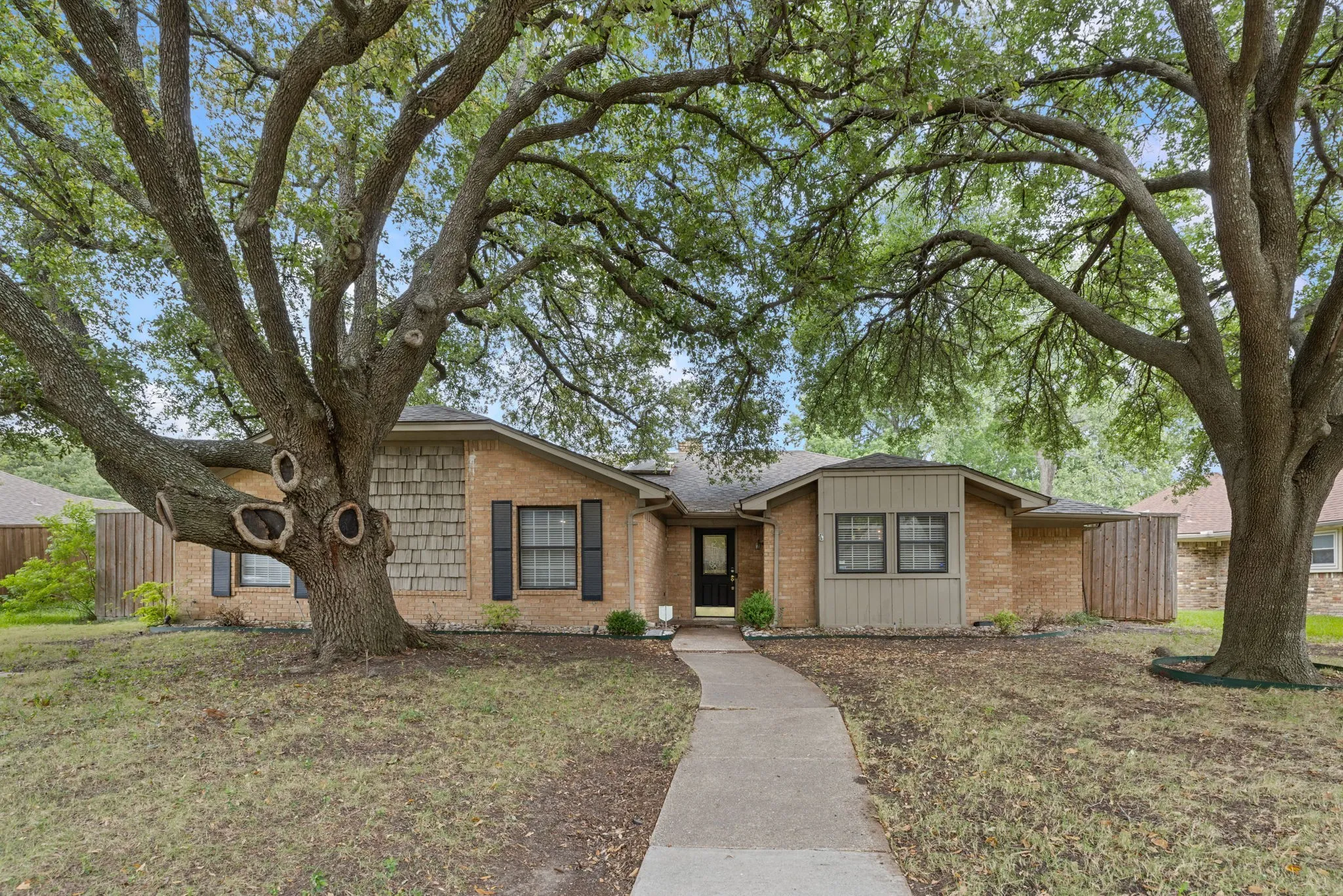 Single Family Residence For Sale in Collin County , 2301 Huntington Drive, Plano, Texas 75075, 4 Bedroom, 3 Bathroom, 2 Garage spaces, 2,445 Sqft, built in 1976, mls#21411567, Real Estate Agent in Plano, Homes For Sale in Collin county, Homes For Sale in Plano, Realtor in Plano Texas, Real Estate Brokerage Independent Realty Texas, Luminita Cordes Realtor