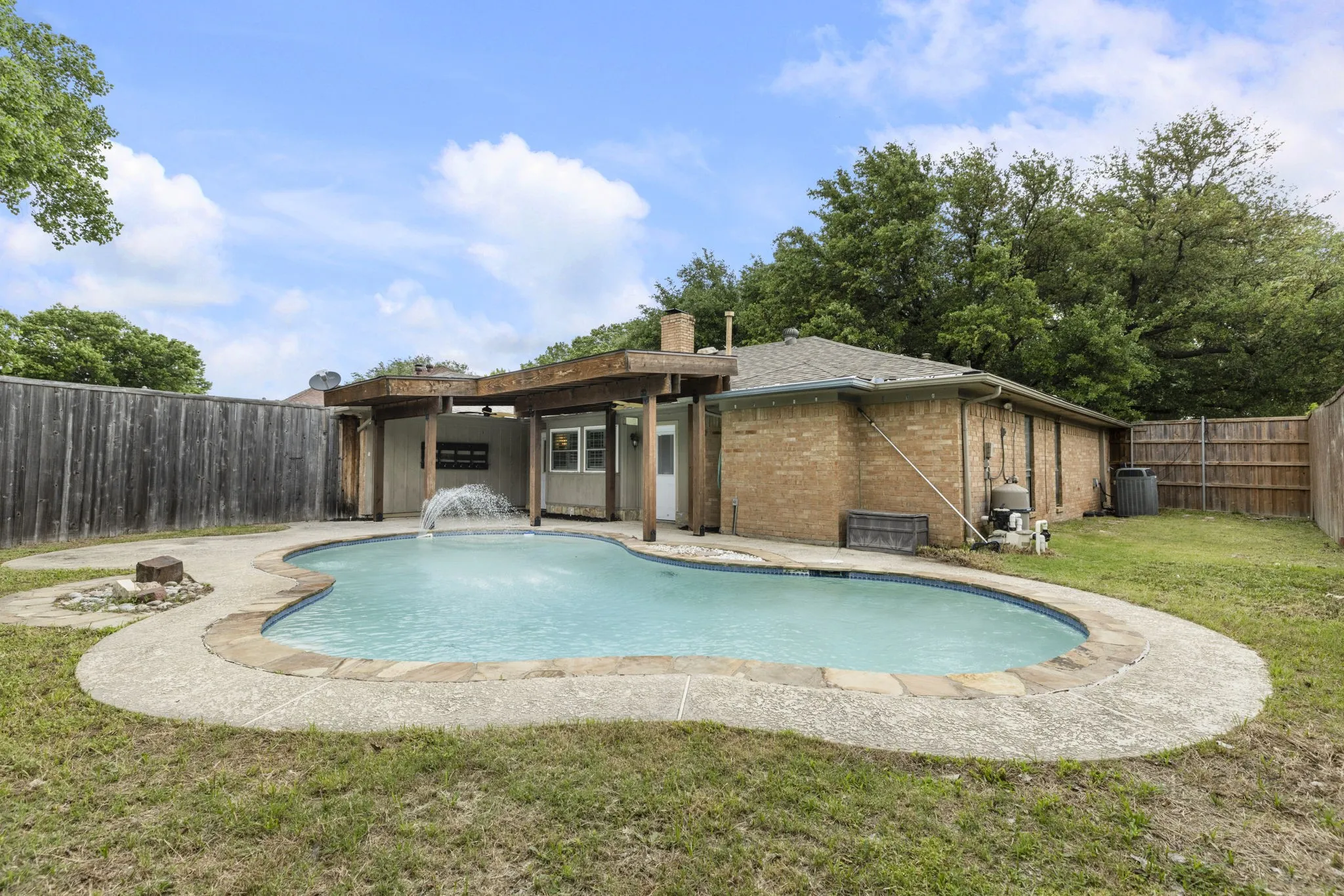 Single Family Residence For Sale in Collin County , 2301 Huntington Drive, Plano, Texas 75075, 4 Bedroom, 3 Bathroom, 2 Garage spaces, 2,445 Sqft, built in 1976, mls#21411567, Real Estate Agent in Plano, Homes For Sale in Collin county, Homes For Sale in Plano, Realtor in Plano Texas, Real Estate Brokerage Independent Realty Texas, Luminita Cordes Realtor