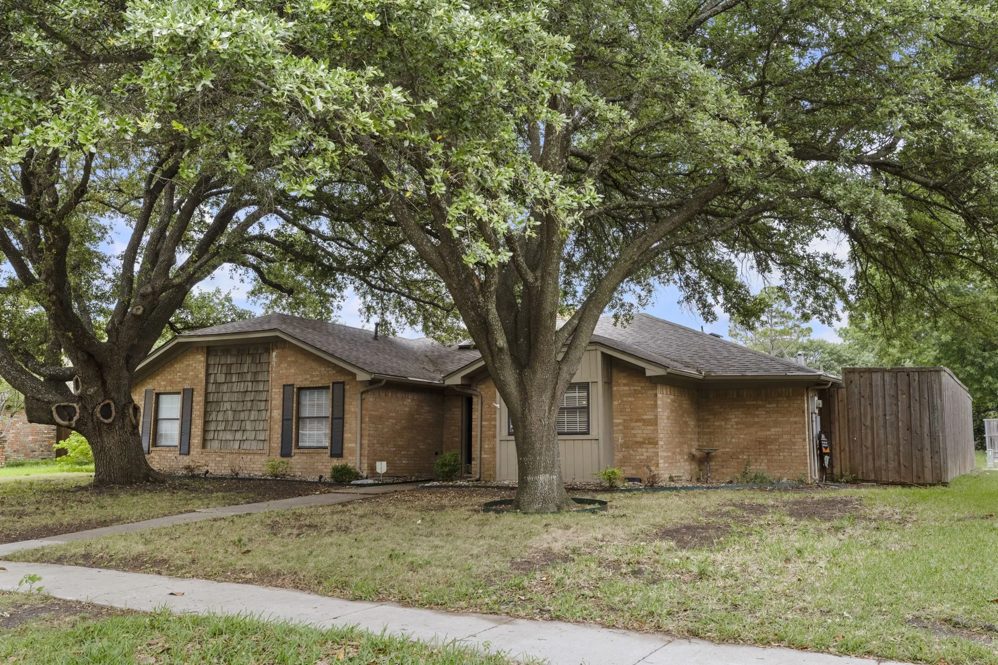 Single Family Residence For Sale in Collin County , 2301 Huntington Drive, Plano, Texas 75075, 4 Bedroom, 3 Bathroom, 2 Garage spaces, 2,445 Sqft, built in 1976, mls#21411567, Real Estate Agent in Plano, Homes For Sale in Collin county, Homes For Sale in Plano, Realtor in Plano Texas, Real Estate Brokerage Independent Realty Texas, Luminita Cordes Realtor