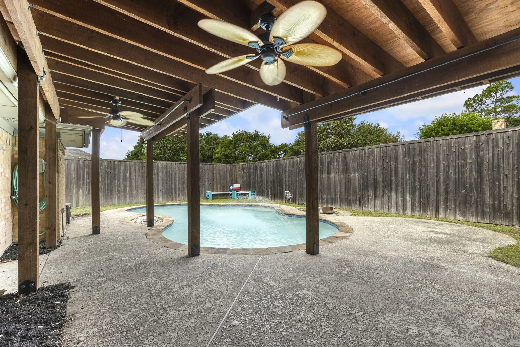 Single Family Residence For Sale in Collin County , 2301 Huntington Drive, Plano, Texas 75075, 4 Bedroom, 3 Bathroom, 2 Garage spaces, 2,445 Sqft, built in 1976, mls#21411567, Real Estate Agent in Plano, Homes For Sale in Collin county, Homes For Sale in Plano, Realtor in Plano Texas, Real Estate Brokerage Independent Realty Texas, Luminita Cordes Realtor