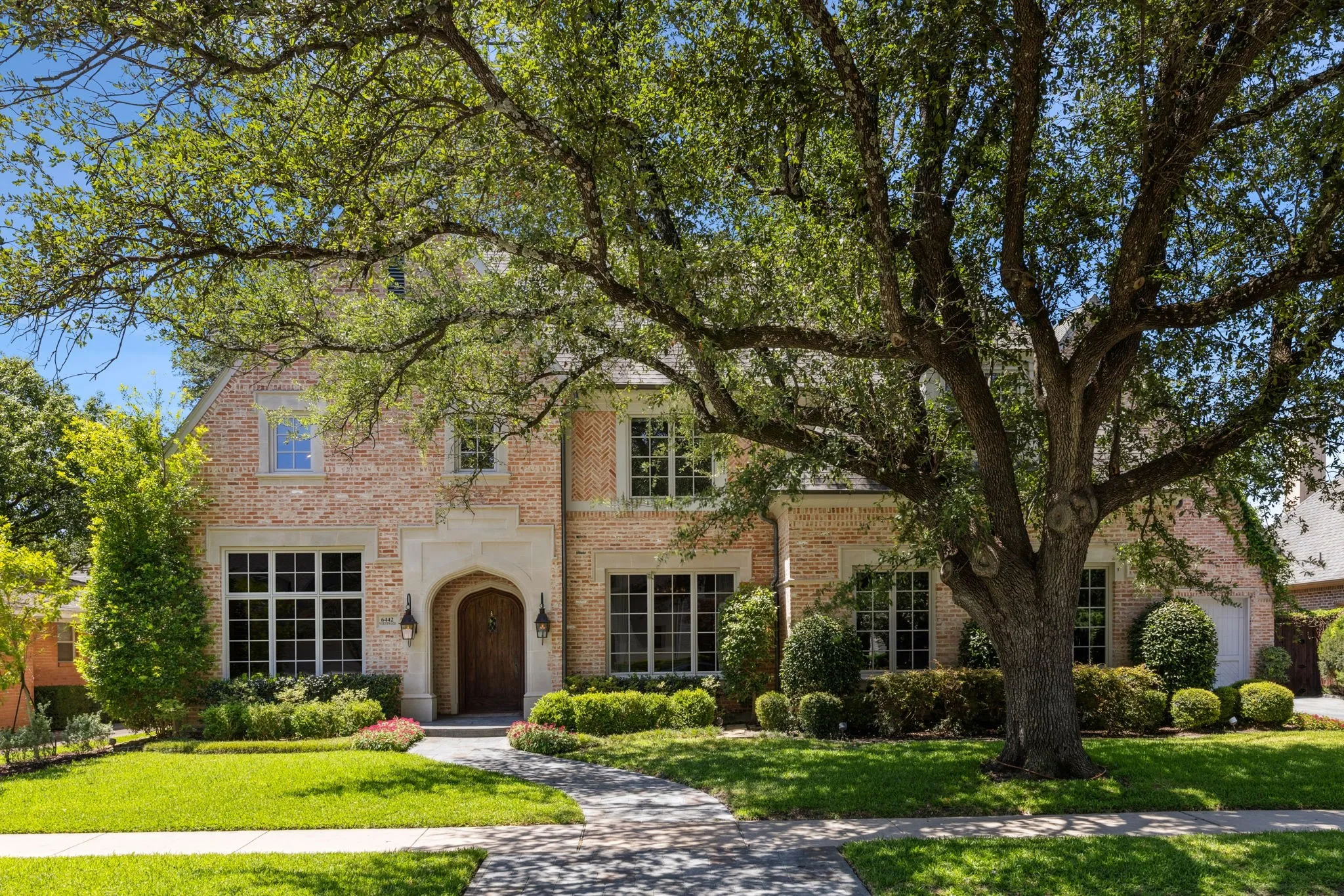 Single Family Residence For Sale in Dallas County , 6442 Northwood Road, Dallas, Texas 75225, 4 Bedroom, 6 Bathroom, 3 Garage spaces, 5,564 Sqft, built in 2007, mls#21411647, Real Estate Agent in Dallas, Homes For Sale in Dallas county, Homes For Sale in Dallas, Realtor in Dallas Texas, Real Estate Brokerage Independent Realty Texas, Luminita Cordes Realtor