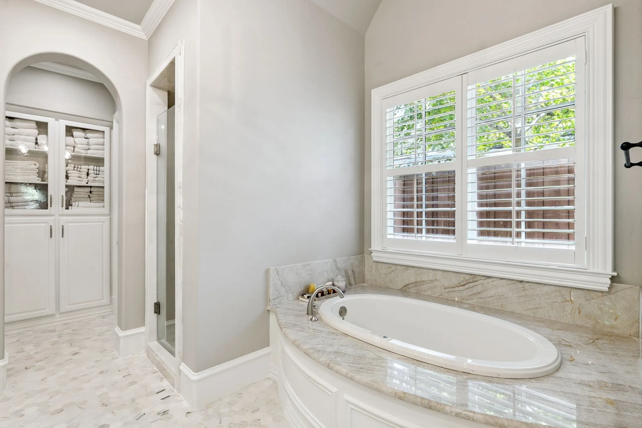 Single Family Residence For Sale in Dallas County , 6442 Northwood Road, Dallas, Texas 75225, 4 Bedroom, 6 Bathroom, 3 Garage spaces, 5,564 Sqft, built in 2007, mls#21411647, Real Estate Agent in Dallas, Homes For Sale in Dallas county, Homes For Sale in Dallas, Realtor in Dallas Texas, Real Estate Brokerage Independent Realty Texas, Luminita Cordes Realtor