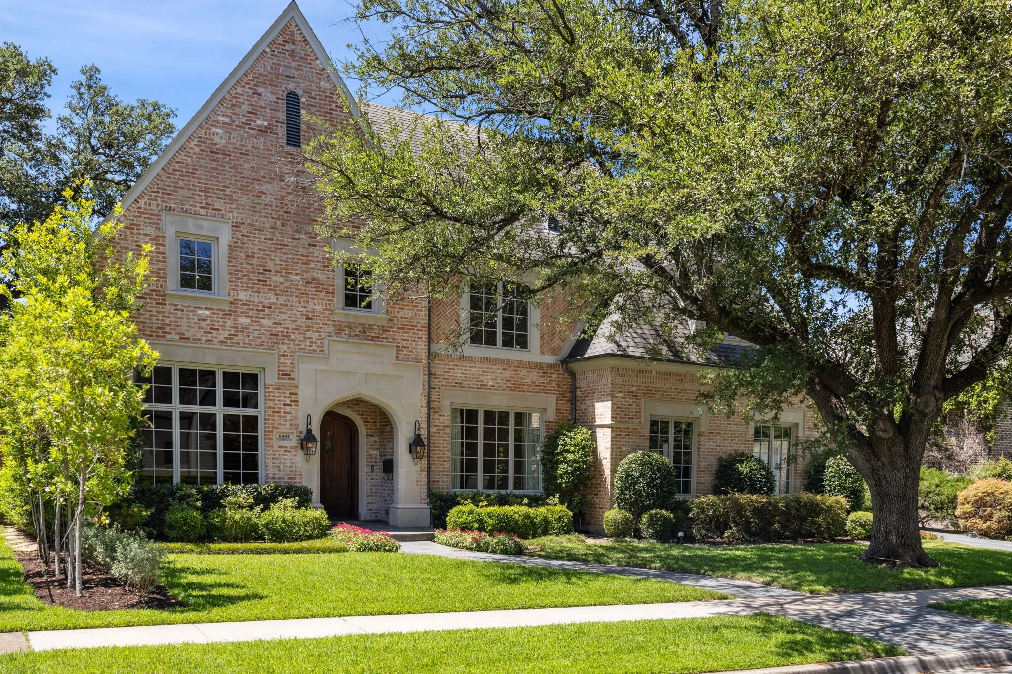 Single Family Residence For Sale in Dallas County , 6442 Northwood Road, Dallas, Texas 75225, 4 Bedroom, 6 Bathroom, 3 Garage spaces, 5,564 Sqft, built in 2007, mls#21411647, Real Estate Agent in Dallas, Homes For Sale in Dallas county, Homes For Sale in Dallas, Realtor in Dallas Texas, Real Estate Brokerage Independent Realty Texas, Luminita Cordes Realtor