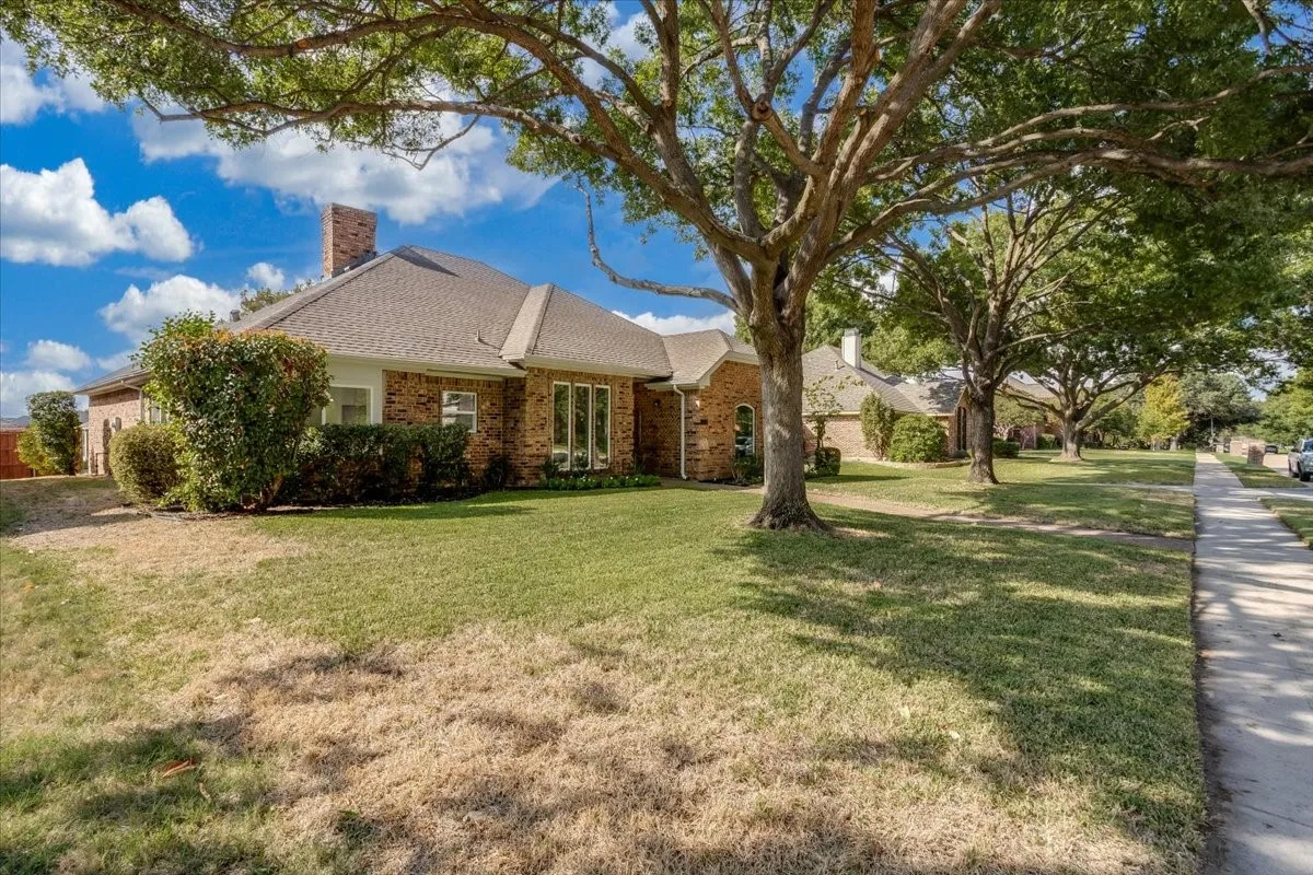 Single Family Residence For Sale in Collin County , 1309 Iowa Drive, Plano, Texas 75093, 3 Bedroom, 3 Bathroom, 3 Garage spaces, 1,912 Sqft, built in 1985, mls#21412249, Real Estate Agent in Plano, Homes For Sale in Collin county, Homes For Sale in Plano, Realtor in Plano Texas, Real Estate Brokerage Independent Realty Texas, Luminita Cordes Realtor