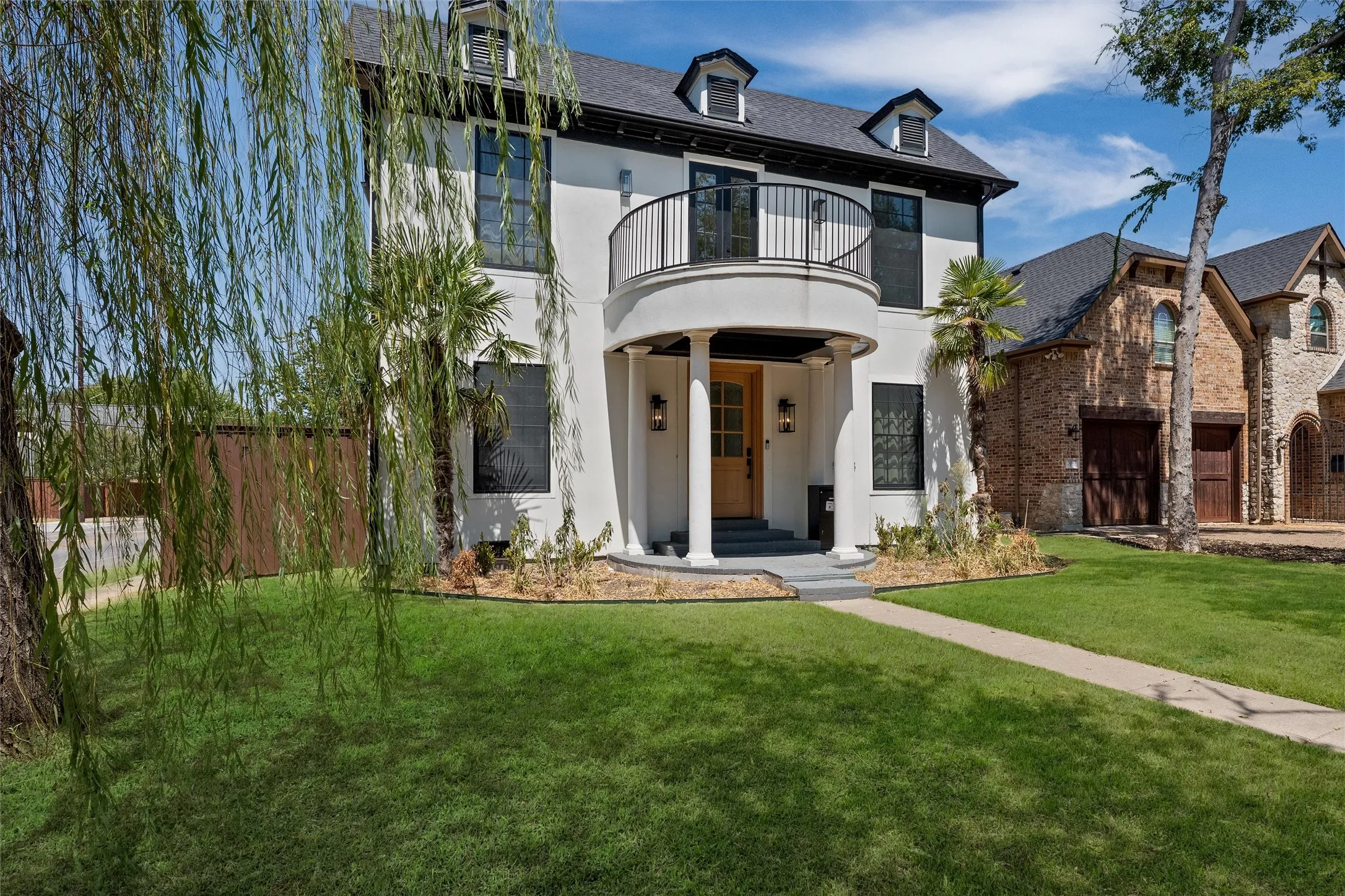 Single Family Residence For Sale in Dallas County , 5803 Velasco Avenue, Dallas, Texas 75206, 5 Bedroom, 5 Bathroom, 2 Garage spaces, 3,860 Sqft, built in 2008, mls#21413399, Real Estate Agent in Dallas, Homes For Sale in Dallas county, Homes For Sale in Dallas, Realtor in Dallas Texas, Real Estate Brokerage Independent Realty Texas, Luminita Cordes Realtor