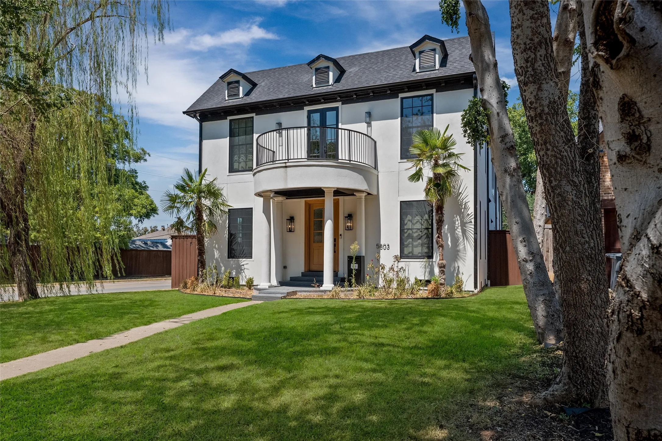 Single Family Residence For Sale in Dallas County , 5803 Velasco Avenue, Dallas, Texas 75206, 5 Bedroom, 5 Bathroom, 2 Garage spaces, 3,860 Sqft, built in 2008, mls#21413399, Real Estate Agent in Dallas, Homes For Sale in Dallas county, Homes For Sale in Dallas, Realtor in Dallas Texas, Real Estate Brokerage Independent Realty Texas, Luminita Cordes Realtor