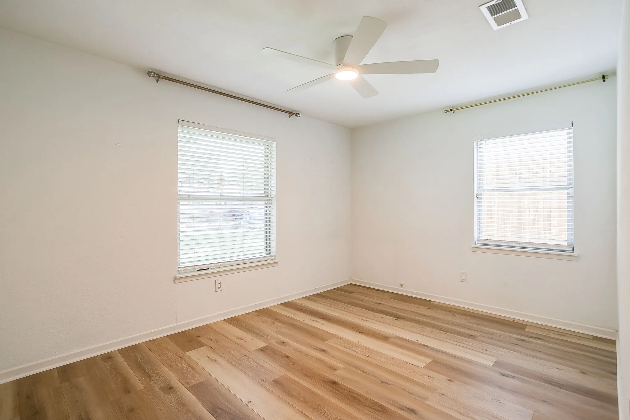 Single Family Residence For Sale in Tarrant County , 4357 Westdale Drive, Fort Worth, Texas 76109, 4 Bedroom, 3 Bathroom, 2 Garage spaces, 2,068 Sqft, built in 1964, mls#21412858, Real Estate Agent in Fort Worth, Homes For Sale in Tarrant county, Homes For Sale in Fort Worth, Realtor in Fort Worth Texas, Real Estate Brokerage Independent Realty Texas, Luminita Cordes Realtor