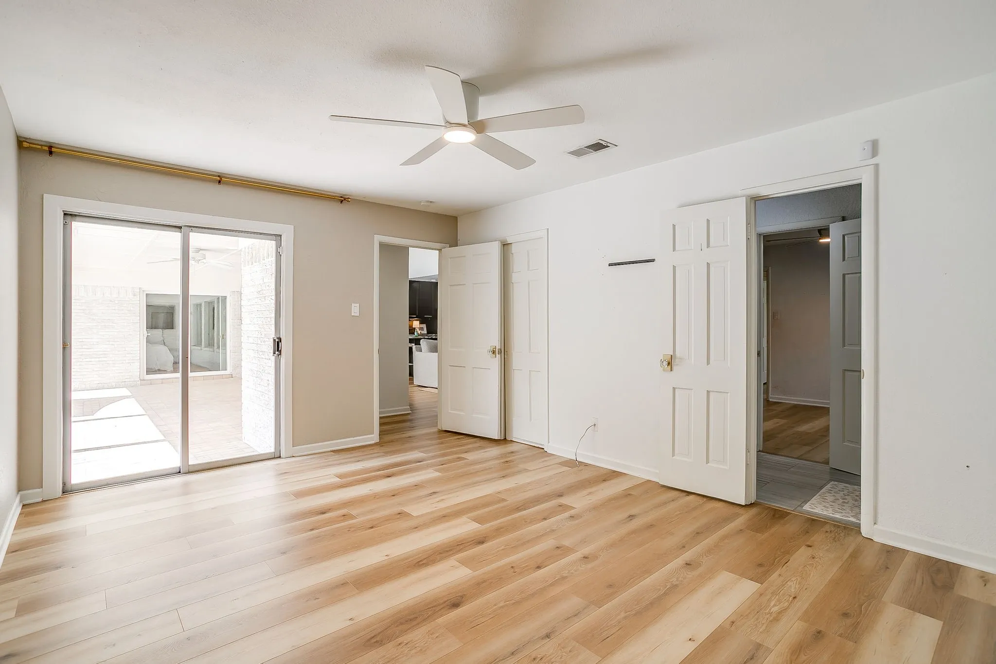 Single Family Residence For Sale in Tarrant County , 4357 Westdale Drive, Fort Worth, Texas 76109, 4 Bedroom, 3 Bathroom, 2 Garage spaces, 2,068 Sqft, built in 1964, mls#21412858, Real Estate Agent in Fort Worth, Homes For Sale in Tarrant county, Homes For Sale in Fort Worth, Realtor in Fort Worth Texas, Real Estate Brokerage Independent Realty Texas, Luminita Cordes Realtor