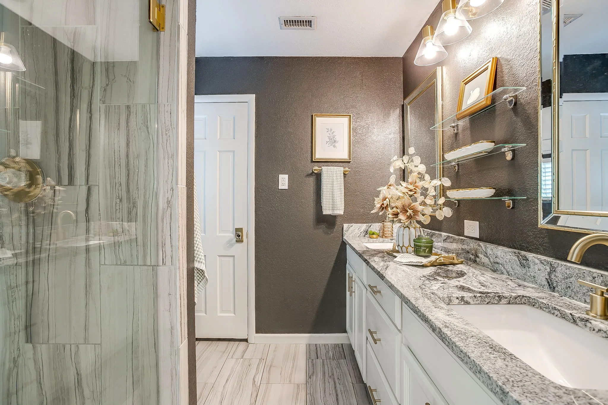 Single Family Residence For Sale in Tarrant County , 4357 Westdale Drive, Fort Worth, Texas 76109, 4 Bedroom, 3 Bathroom, 2 Garage spaces, 2,068 Sqft, built in 1964, mls#21412858, Real Estate Agent in Fort Worth, Homes For Sale in Tarrant county, Homes For Sale in Fort Worth, Realtor in Fort Worth Texas, Real Estate Brokerage Independent Realty Texas, Luminita Cordes Realtor