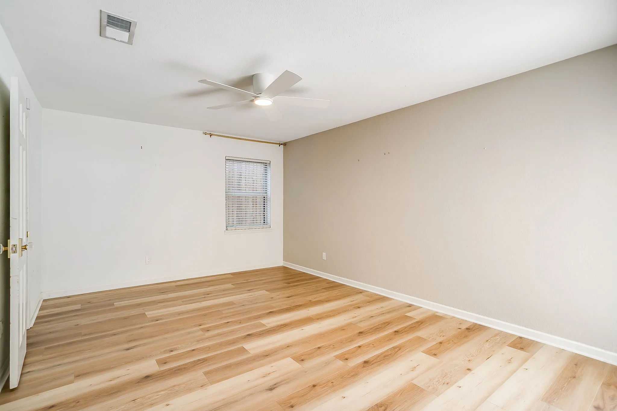 Single Family Residence For Sale in Tarrant County , 4357 Westdale Drive, Fort Worth, Texas 76109, 4 Bedroom, 3 Bathroom, 2 Garage spaces, 2,068 Sqft, built in 1964, mls#21412858, Real Estate Agent in Fort Worth, Homes For Sale in Tarrant county, Homes For Sale in Fort Worth, Realtor in Fort Worth Texas, Real Estate Brokerage Independent Realty Texas, Luminita Cordes Realtor