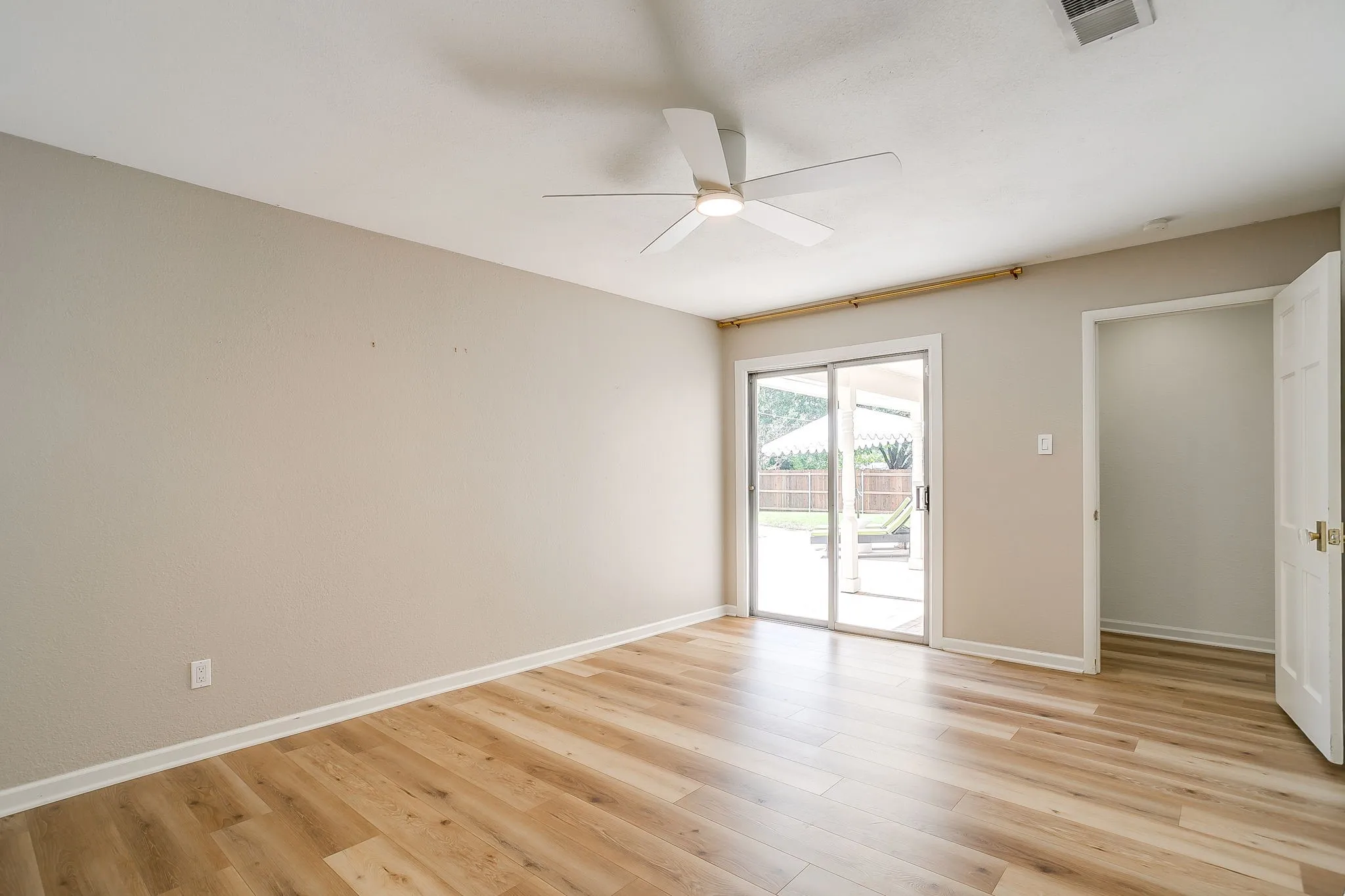 Single Family Residence For Sale in Tarrant County , 4357 Westdale Drive, Fort Worth, Texas 76109, 4 Bedroom, 3 Bathroom, 2 Garage spaces, 2,068 Sqft, built in 1964, mls#21412858, Real Estate Agent in Fort Worth, Homes For Sale in Tarrant county, Homes For Sale in Fort Worth, Realtor in Fort Worth Texas, Real Estate Brokerage Independent Realty Texas, Luminita Cordes Realtor