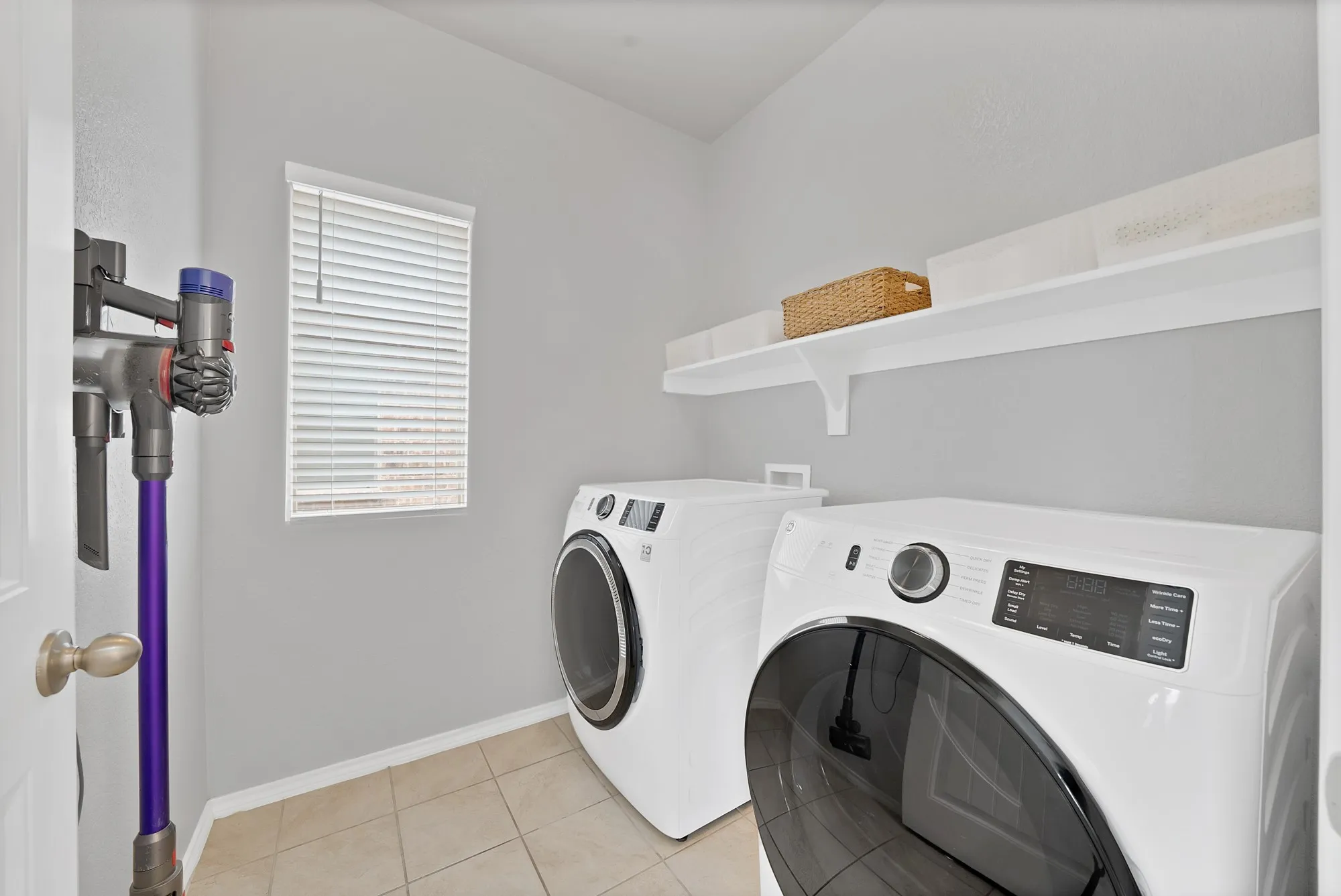 Single Family Residence For Sale in Tarrant County , 6321 Eagle Lake Court, Fort Worth, Texas 76179, 3 Bedroom, 3 Bathroom, 2 Garage spaces, 2,477 Sqft, built in 2017, mls#21413720, Real Estate Agent in Fort Worth, Homes For Sale in Tarrant county, Homes For Sale in Fort Worth, Realtor in Fort Worth Texas, Real Estate Brokerage Independent Realty Texas, Luminita Cordes Realtor