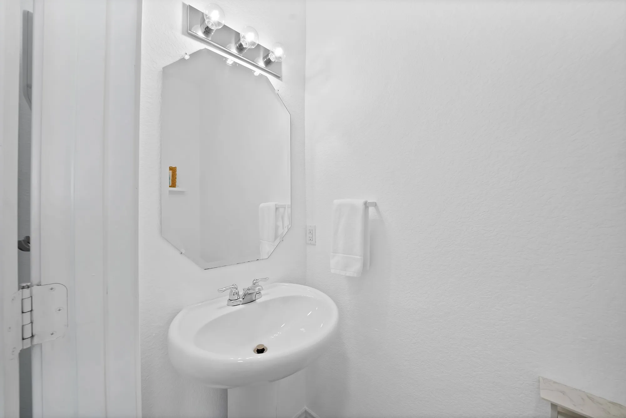 Single Family Residence For Sale in Tarrant County , 6321 Eagle Lake Court, Fort Worth, Texas 76179, 3 Bedroom, 3 Bathroom, 2 Garage spaces, 2,477 Sqft, built in 2017, mls#21413720, Real Estate Agent in Fort Worth, Homes For Sale in Tarrant county, Homes For Sale in Fort Worth, Realtor in Fort Worth Texas, Real Estate Brokerage Independent Realty Texas, Luminita Cordes Realtor