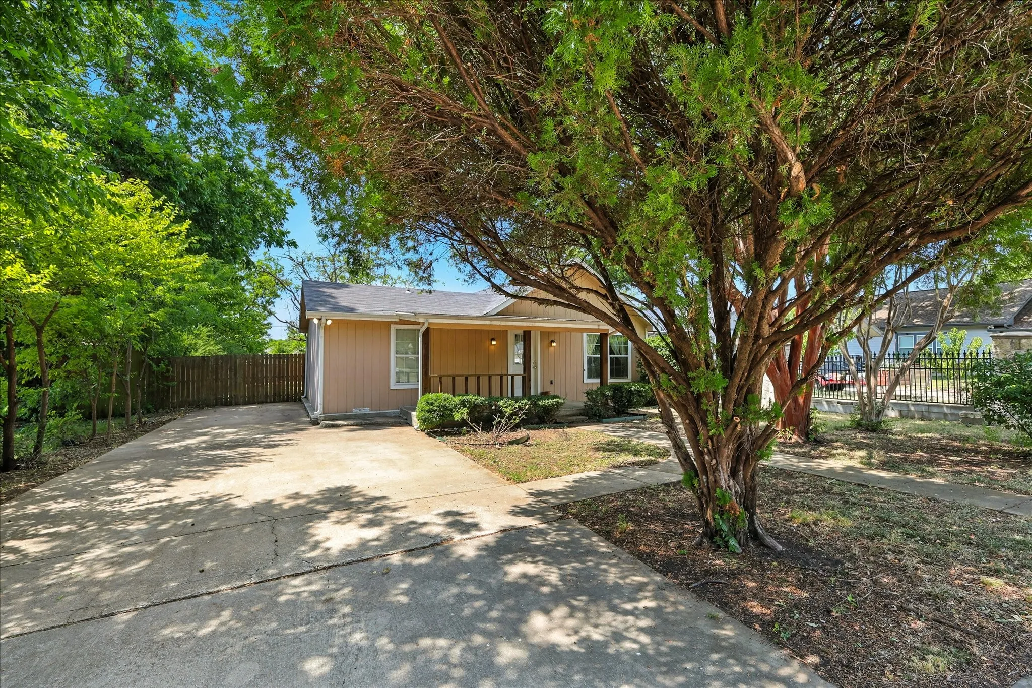 Single Family Residence For Rent in Collin County , 7243 Ash Street, Frisco, Texas 75034, 3 Bedroom, 2 Bathroom, Garage spaces, 1,277 Sqft, built in 1961, mls#21413999, Real Estate Agent in Frisco, Homes For Rent in Collin county, Homes For Rent in Frisco, Realtor in Frisco Texas, Real Estate Brokerage Independent Realty Texas, Luminita Cordes Realtor
