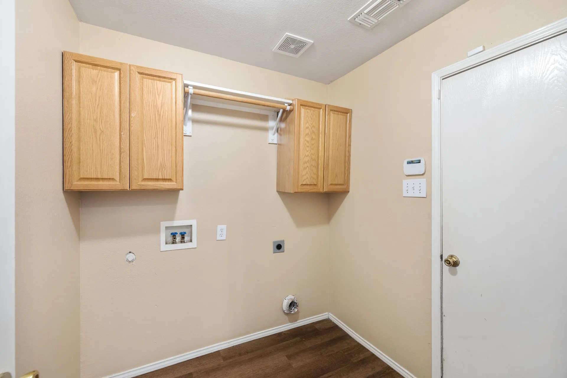 Single Family Residence For Rent in Collin County , 2301 Brookview Drive, Mc Kinney, Texas 75072, 3 Bedroom, 3 Bathroom, 2 Garage spaces, 2,360 Sqft, built in 1998, mls#21414027, Real Estate Agent in Mc Kinney, Homes For Rent in Collin county, Homes For Rent in Mc Kinney, Realtor in Mc Kinney Texas, Real Estate Brokerage Independent Realty Texas, Luminita Cordes Realtor