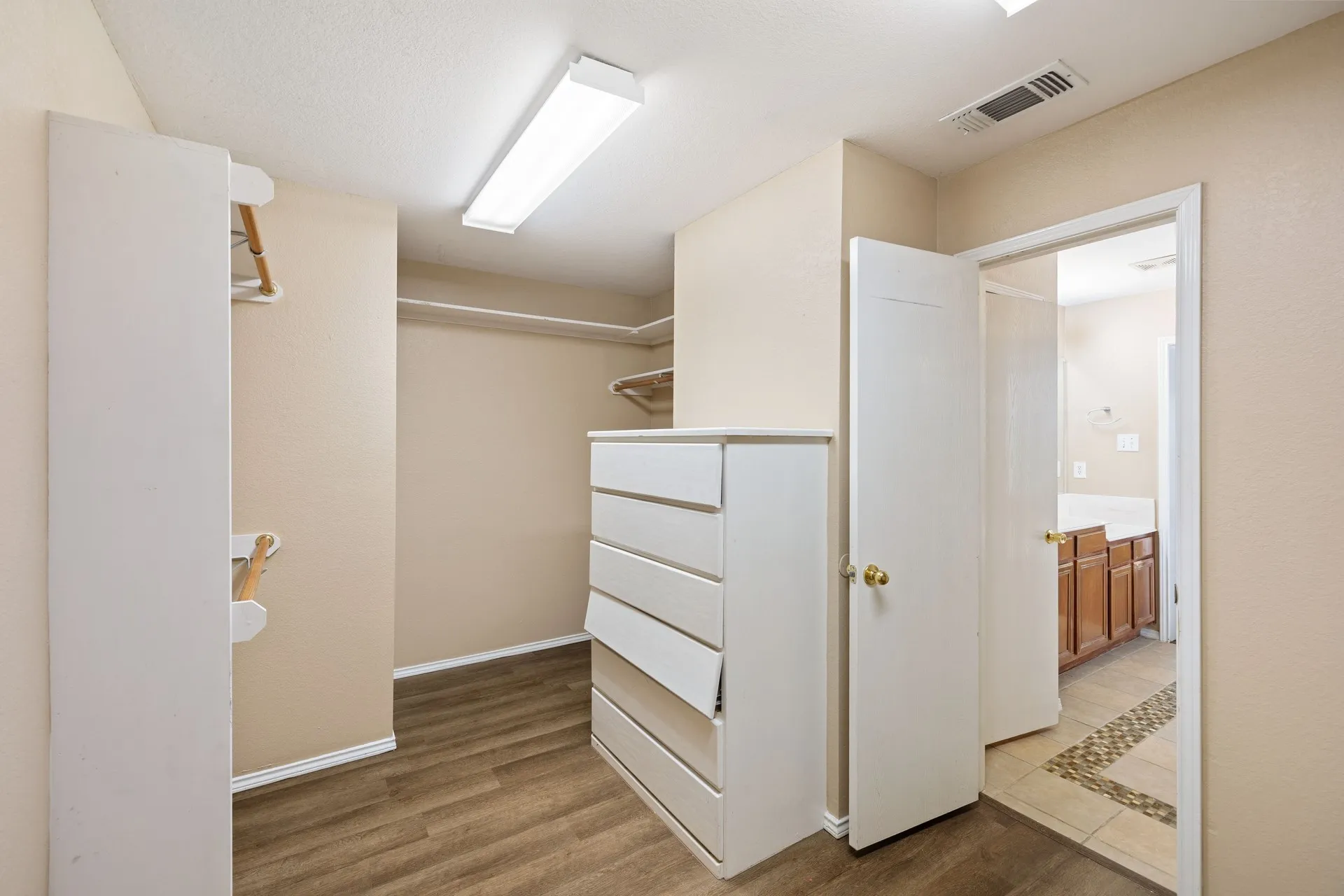 Single Family Residence For Rent in Collin County , 2301 Brookview Drive, Mc Kinney, Texas 75072, 3 Bedroom, 3 Bathroom, 2 Garage spaces, 2,360 Sqft, built in 1998, mls#21414027, Real Estate Agent in Mc Kinney, Homes For Rent in Collin county, Homes For Rent in Mc Kinney, Realtor in Mc Kinney Texas, Real Estate Brokerage Independent Realty Texas, Luminita Cordes Realtor
