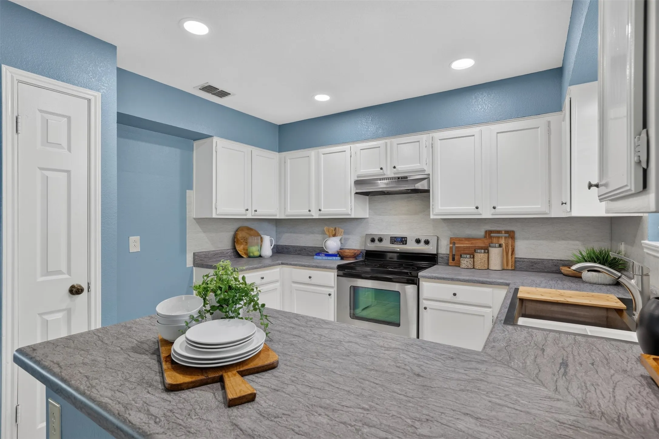 Single Family Residence For Sale in Collin County , 1600 Vera Cruz Drive, Plano, Texas 75074, 3 Bedroom, 2 Bathroom, 2 Garage spaces, 1,455 Sqft, built in 1984, mls#21413619, Real Estate Agent in Plano, Homes For Sale in Collin county, Homes For Sale in Plano, Realtor in Plano Texas, Real Estate Brokerage Independent Realty Texas, Luminita Cordes Realtor