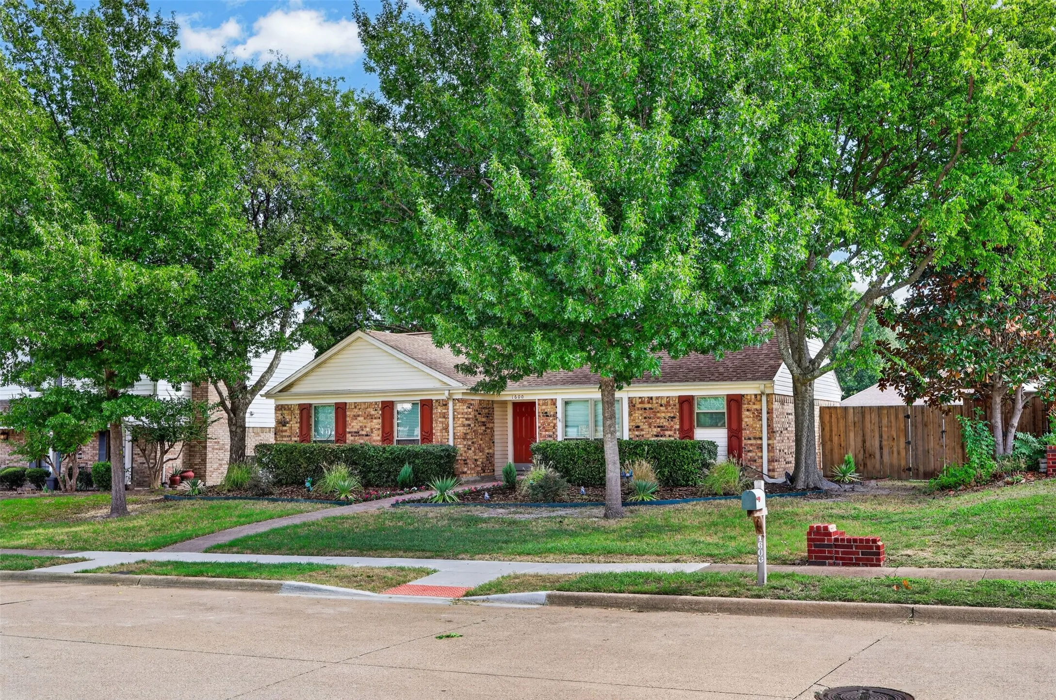 Single Family Residence For Sale in Collin County , 1600 Vera Cruz Drive, Plano, Texas 75074, 3 Bedroom, 2 Bathroom, 2 Garage spaces, 1,455 Sqft, built in 1984, mls#21413619, Real Estate Agent in Plano, Homes For Sale in Collin county, Homes For Sale in Plano, Realtor in Plano Texas, Real Estate Brokerage Independent Realty Texas, Luminita Cordes Realtor