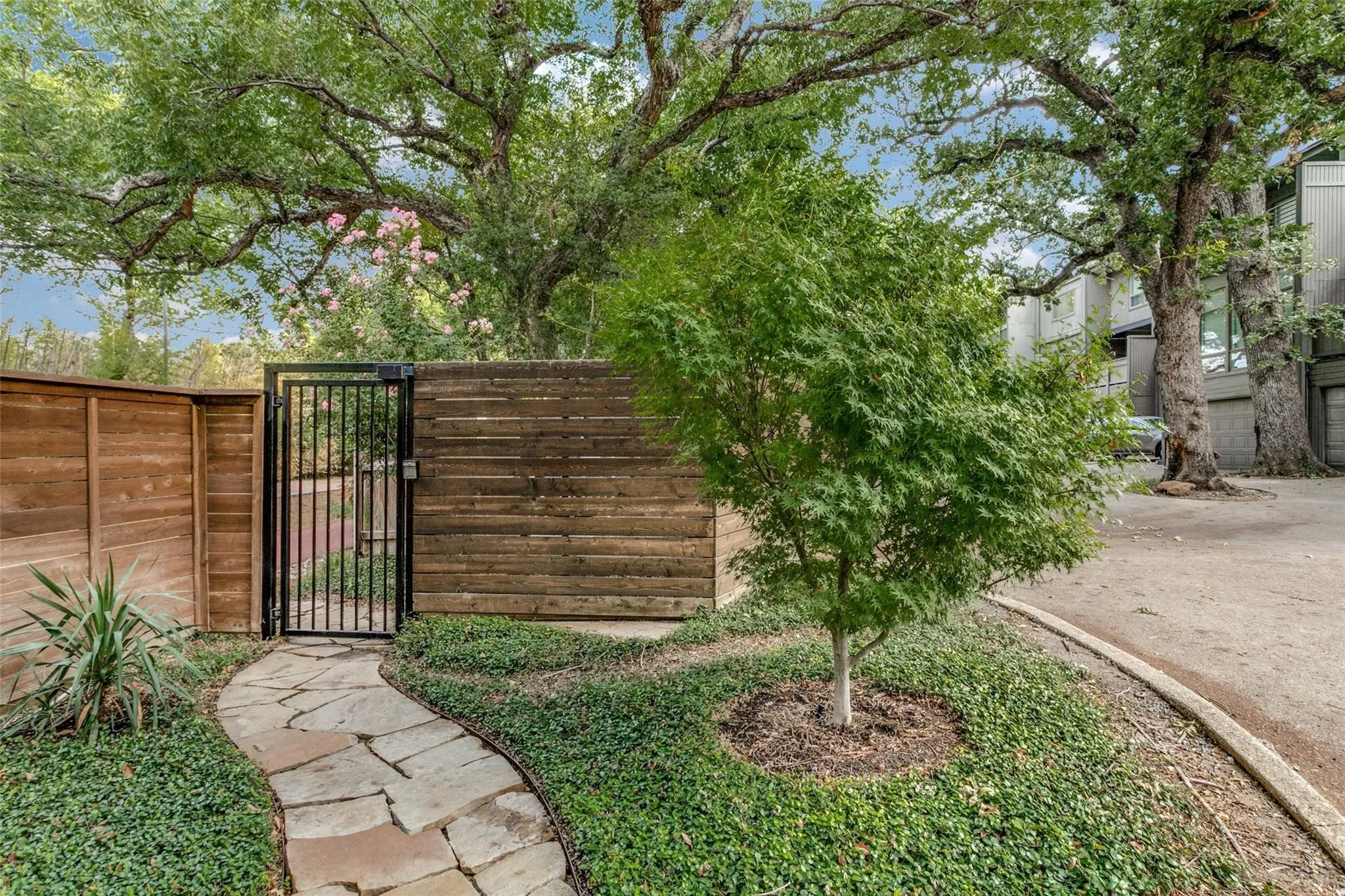 Townhouse For Rent in Dallas County , 4071 Buena Vista Street, Dallas, Texas 75204, 2 Bedroom, 3 Bathroom, 2 Garage spaces, 1,424 Sqft, built in 1973, mls#21413993, Real Estate Agent in Dallas, Homes For Rent in Dallas county, Homes For Rent in Dallas, Realtor in Dallas Texas, Real Estate Brokerage Independent Realty Texas, Luminita Cordes Realtor