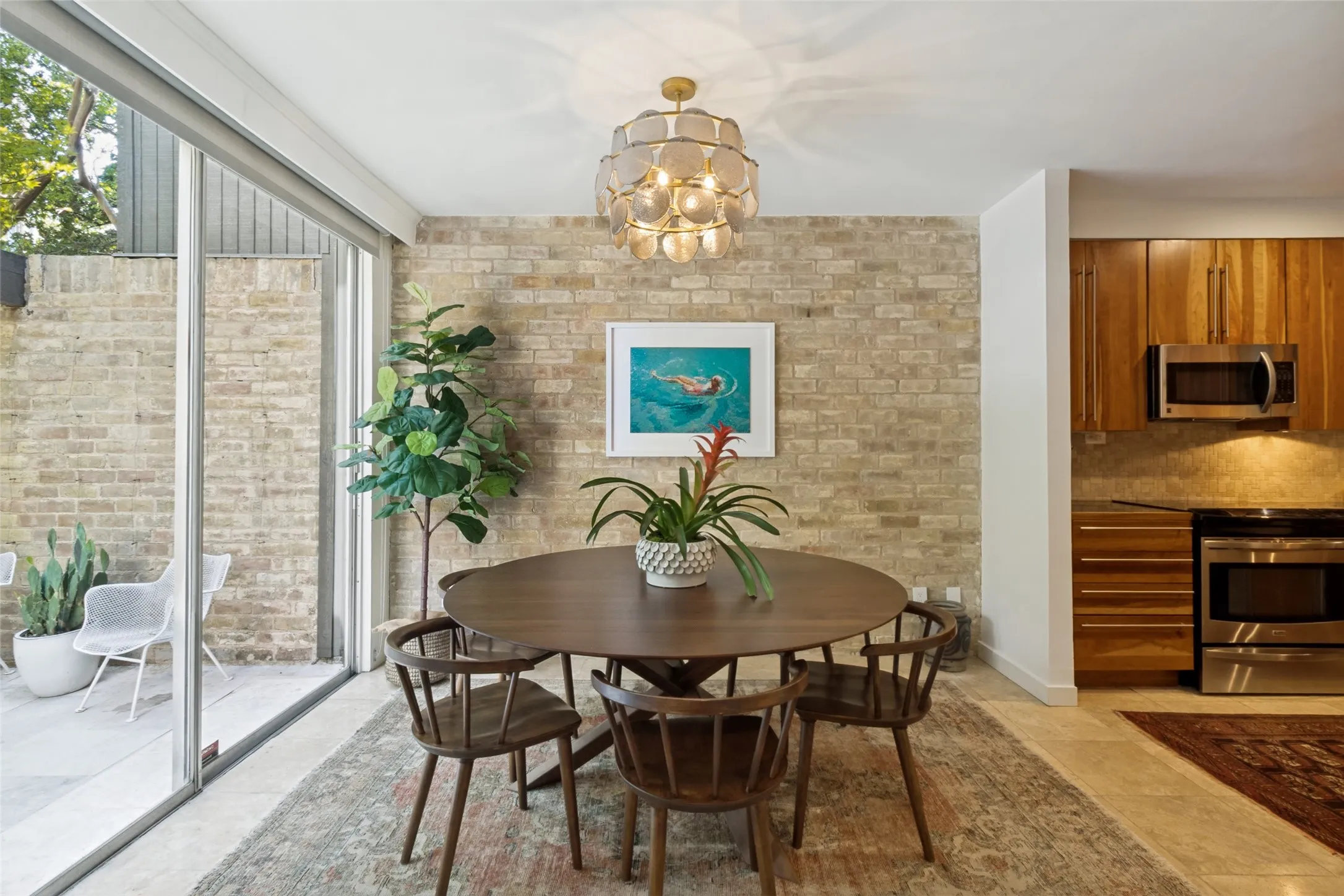 Townhouse For Rent in Dallas County , 4071 Buena Vista Street, Dallas, Texas 75204, 2 Bedroom, 3 Bathroom, 2 Garage spaces, 1,424 Sqft, built in 1973, mls#21413993, Real Estate Agent in Dallas, Homes For Rent in Dallas county, Homes For Rent in Dallas, Realtor in Dallas Texas, Real Estate Brokerage Independent Realty Texas, Luminita Cordes Realtor