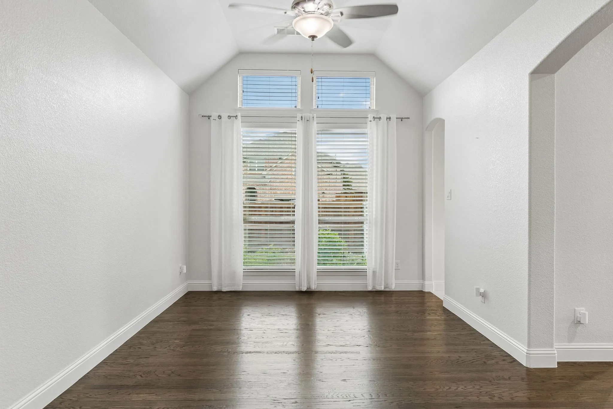 Single Family Residence For Sale in Collin County , 341 Evening Sun Drive, Prosper, Texas 75078, 3 Bedroom, 3 Bathroom, 3 Garage spaces, 2,632 Sqft, built in 2016, mls#21411759, Real Estate Agent in Prosper, Homes For Sale in Collin county, Homes For Sale in Prosper, Realtor in Prosper Texas, Real Estate Brokerage Independent Realty Texas, Luminita Cordes Realtor