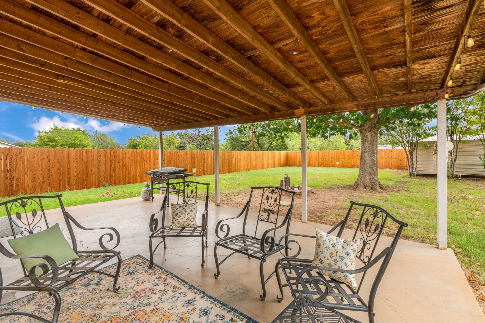 Single Family Residence For Sale in Taylor County , 1341 Lakeside Drive, Abilene, Texas 79602, 4 Bedroom, 2 Bathroom, Garage spaces, 1,476 Sqft, built in 1985, mls#21412695, Real Estate Agent in Abilene, Homes For Sale in Taylor county, Homes For Sale in Abilene, Realtor in Abilene Texas, Real Estate Brokerage Independent Realty Texas, Luminita Cordes Realtor