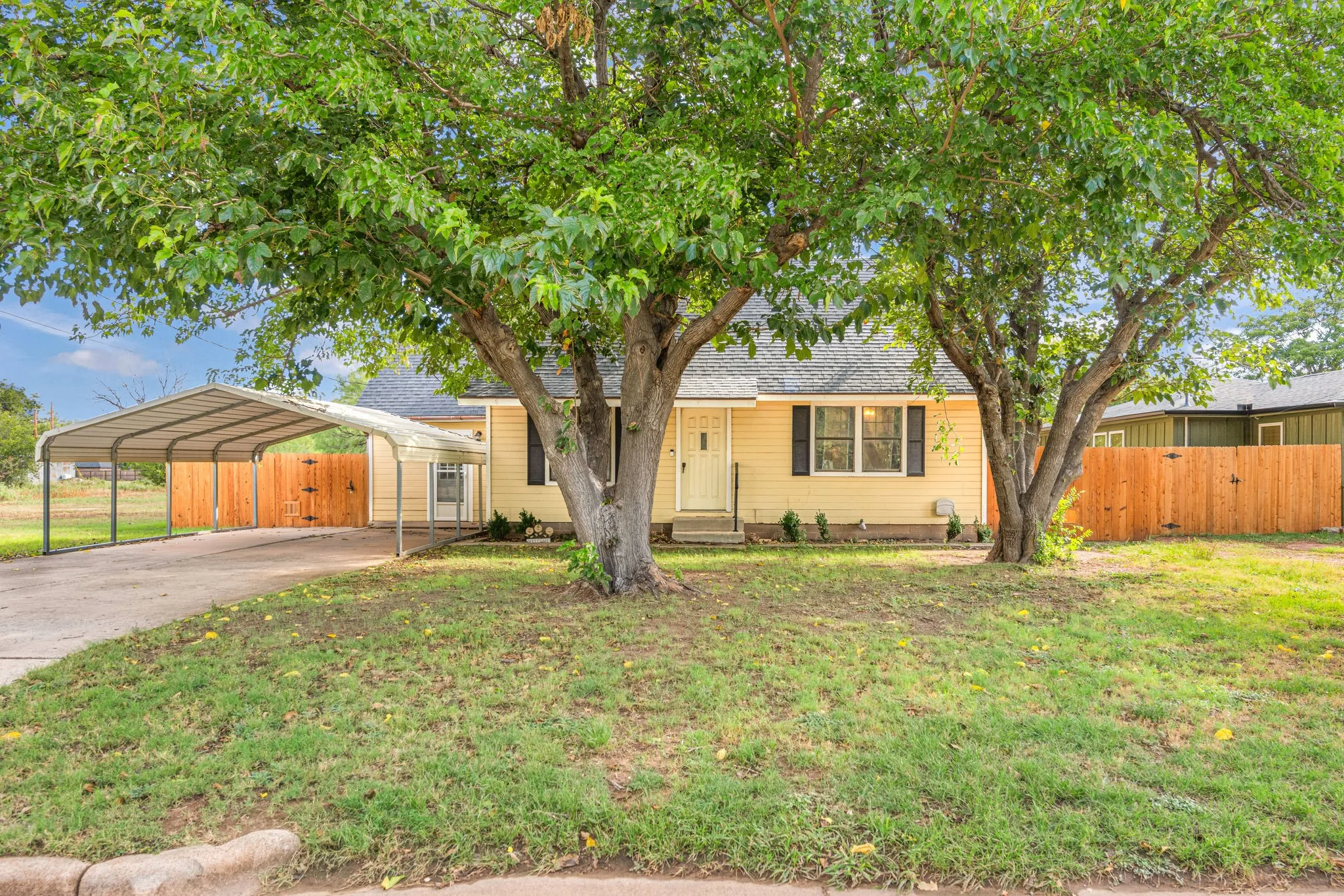 Single Family Residence For Sale in Taylor County , 1341 Lakeside Drive, Abilene, Texas 79602, 4 Bedroom, 2 Bathroom, Garage spaces, 1,476 Sqft, built in 1985, mls#21412695, Real Estate Agent in Abilene, Homes For Sale in Taylor county, Homes For Sale in Abilene, Realtor in Abilene Texas, Real Estate Brokerage Independent Realty Texas, Luminita Cordes Realtor