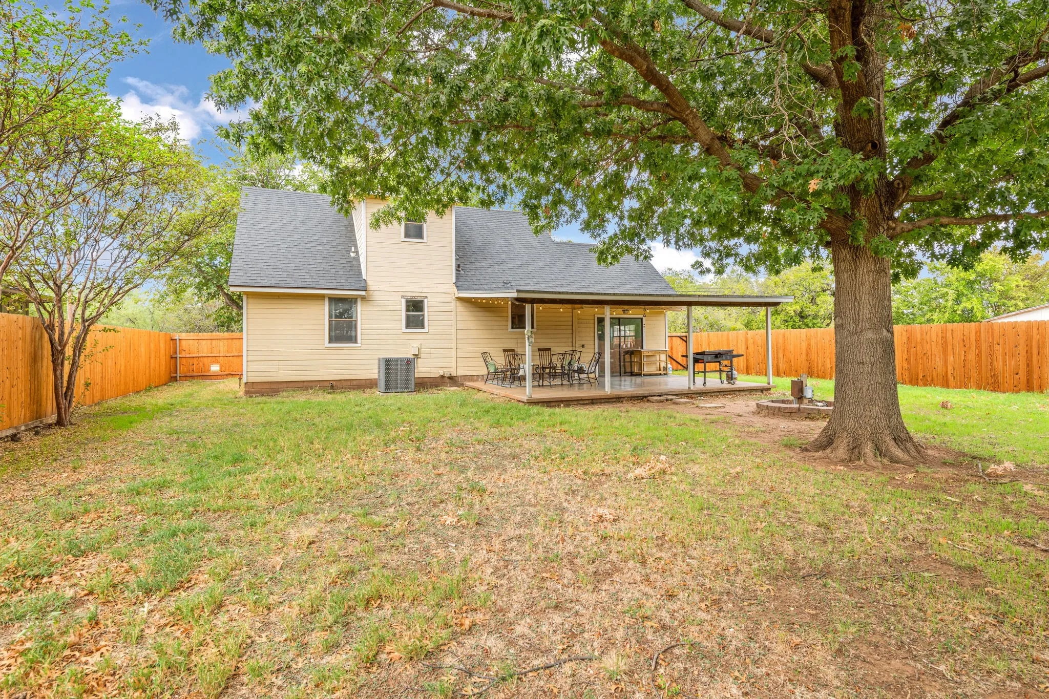 Single Family Residence For Sale in Taylor County , 1341 Lakeside Drive, Abilene, Texas 79602, 4 Bedroom, 2 Bathroom, Garage spaces, 1,476 Sqft, built in 1985, mls#21412695, Real Estate Agent in Abilene, Homes For Sale in Taylor county, Homes For Sale in Abilene, Realtor in Abilene Texas, Real Estate Brokerage Independent Realty Texas, Luminita Cordes Realtor