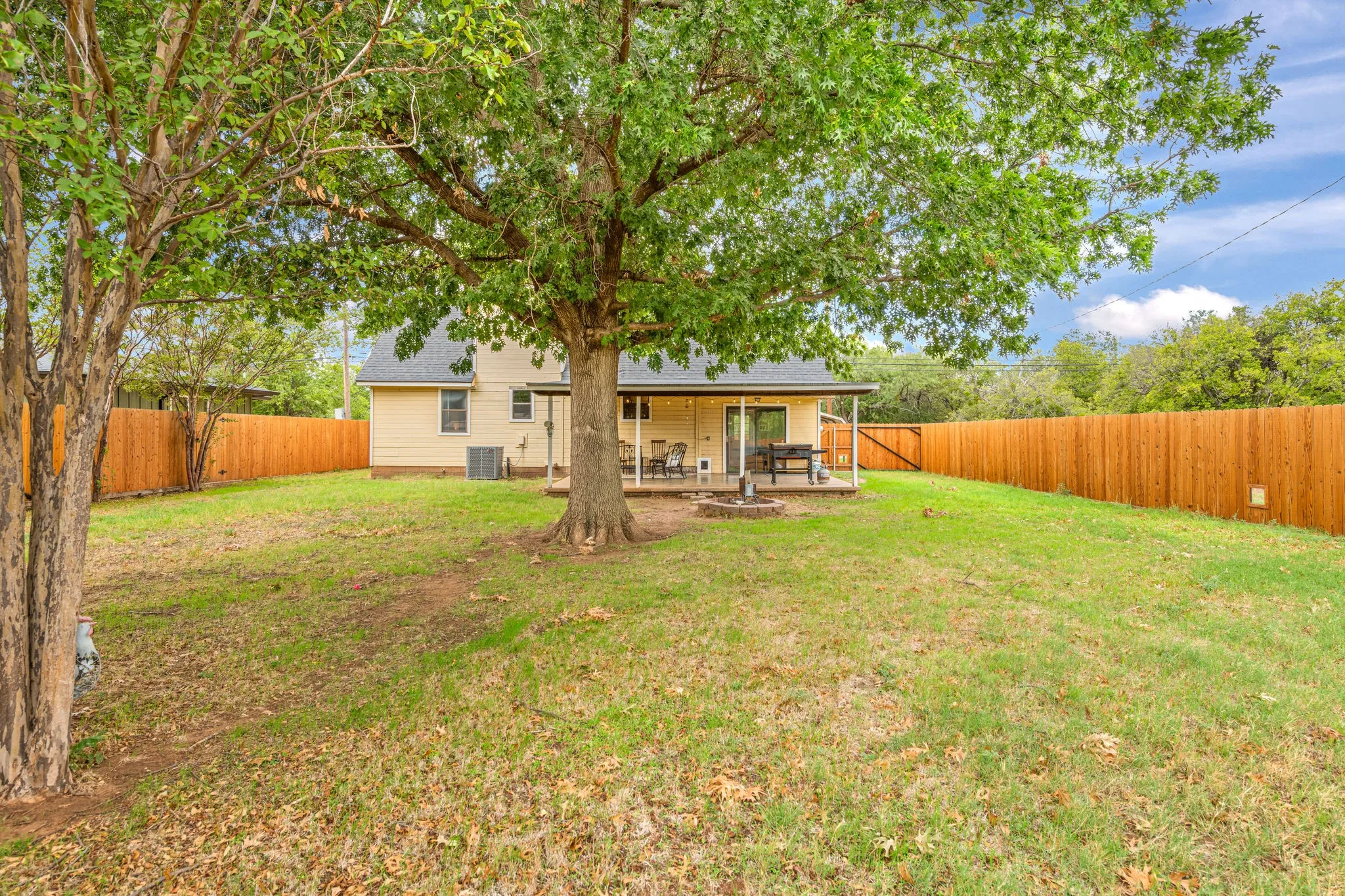 Single Family Residence For Sale in Taylor County , 1341 Lakeside Drive, Abilene, Texas 79602, 4 Bedroom, 2 Bathroom, Garage spaces, 1,476 Sqft, built in 1985, mls#21412695, Real Estate Agent in Abilene, Homes For Sale in Taylor county, Homes For Sale in Abilene, Realtor in Abilene Texas, Real Estate Brokerage Independent Realty Texas, Luminita Cordes Realtor