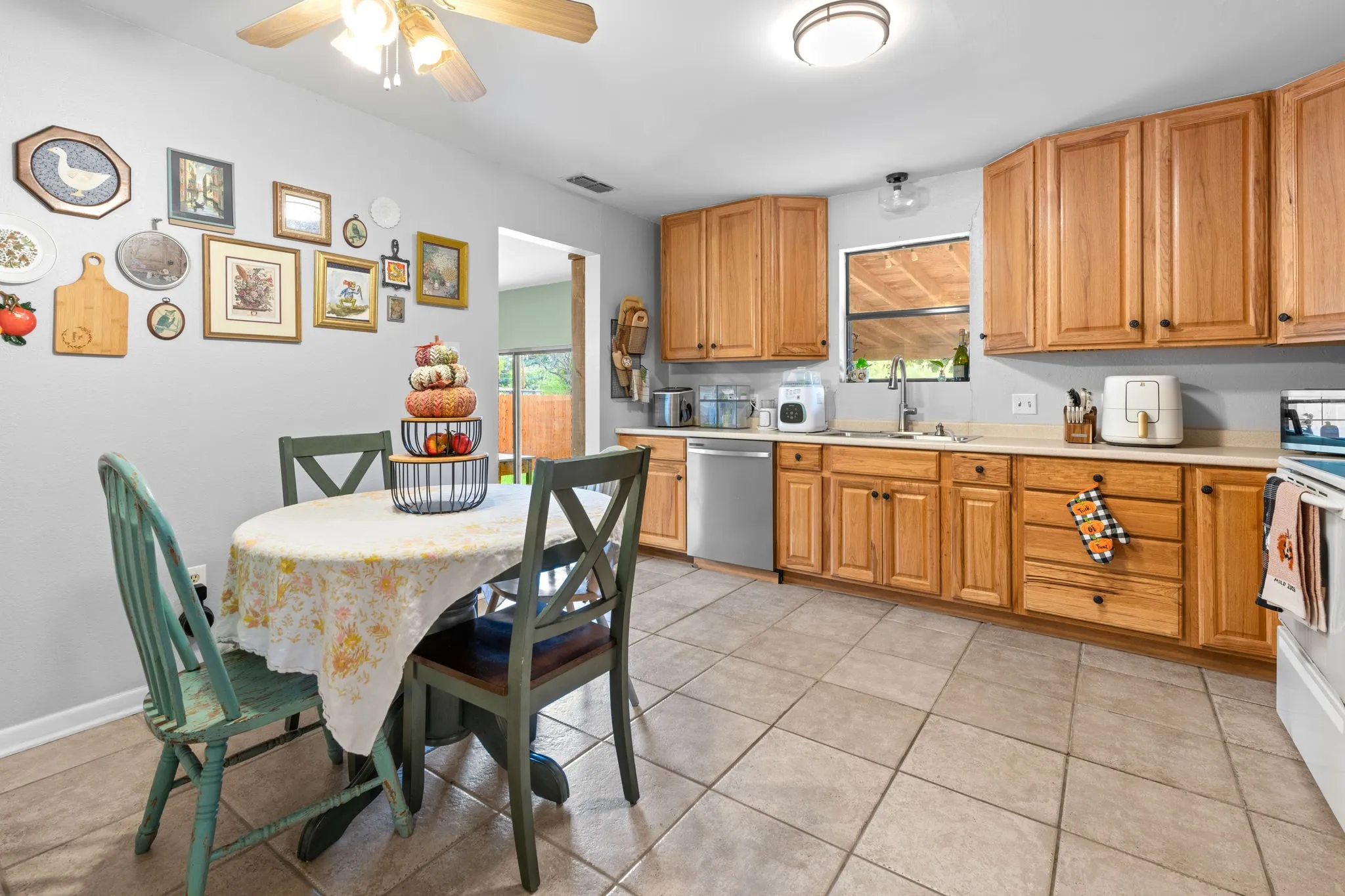Single Family Residence For Sale in Taylor County , 1341 Lakeside Drive, Abilene, Texas 79602, 4 Bedroom, 2 Bathroom, Garage spaces, 1,476 Sqft, built in 1985, mls#21412695, Real Estate Agent in Abilene, Homes For Sale in Taylor county, Homes For Sale in Abilene, Realtor in Abilene Texas, Real Estate Brokerage Independent Realty Texas, Luminita Cordes Realtor