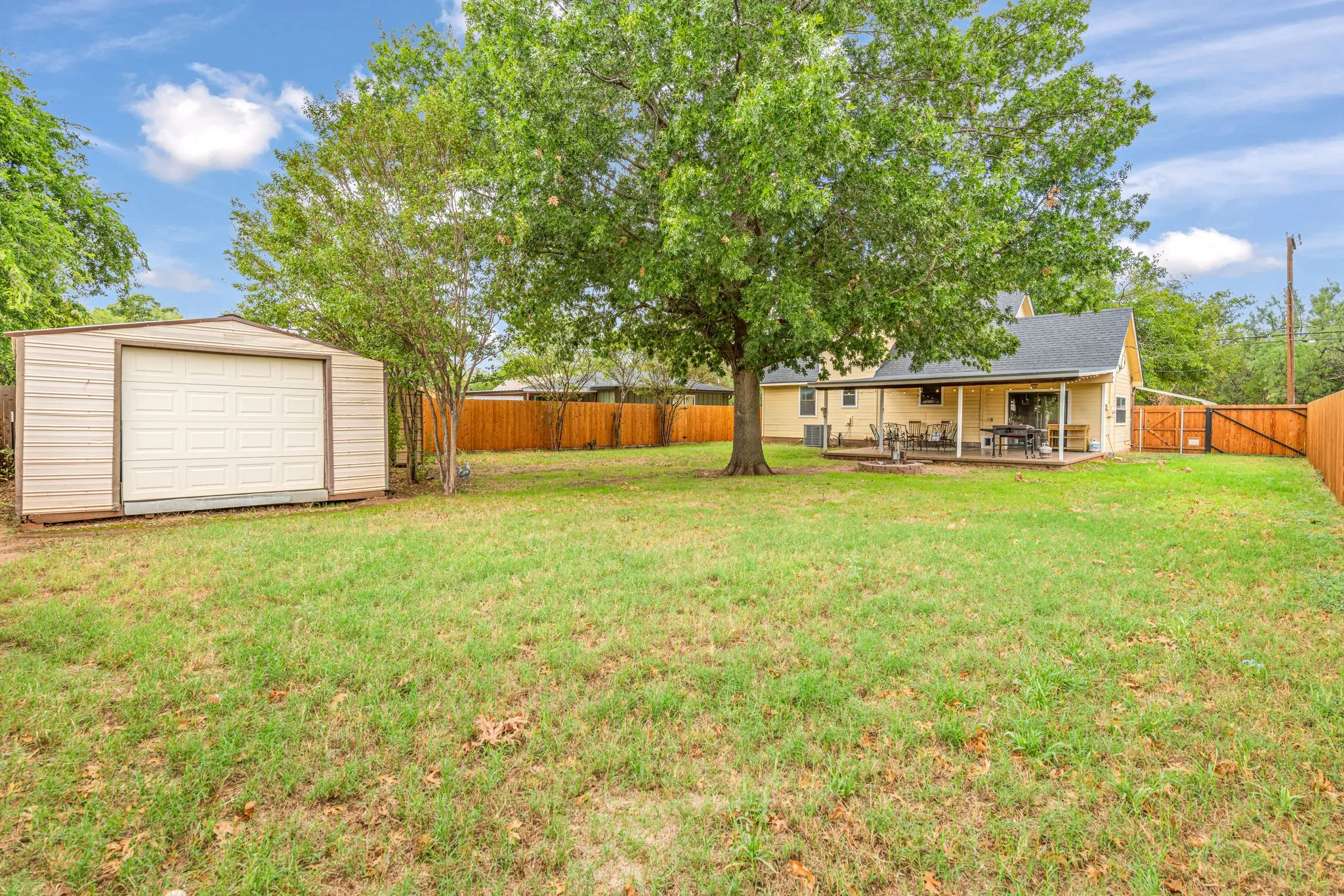 Single Family Residence For Sale in Taylor County , 1341 Lakeside Drive, Abilene, Texas 79602, 4 Bedroom, 2 Bathroom, Garage spaces, 1,476 Sqft, built in 1985, mls#21412695, Real Estate Agent in Abilene, Homes For Sale in Taylor county, Homes For Sale in Abilene, Realtor in Abilene Texas, Real Estate Brokerage Independent Realty Texas, Luminita Cordes Realtor