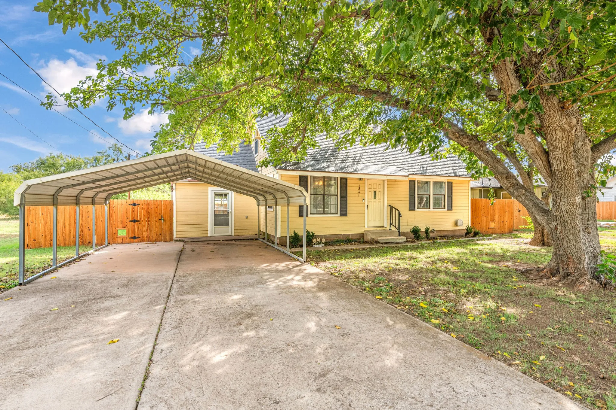 Single Family Residence For Sale in Taylor County , 1341 Lakeside Drive, Abilene, Texas 79602, 4 Bedroom, 2 Bathroom, Garage spaces, 1,476 Sqft, built in 1985, mls#21412695, Real Estate Agent in Abilene, Homes For Sale in Taylor county, Homes For Sale in Abilene, Realtor in Abilene Texas, Real Estate Brokerage Independent Realty Texas, Luminita Cordes Realtor
