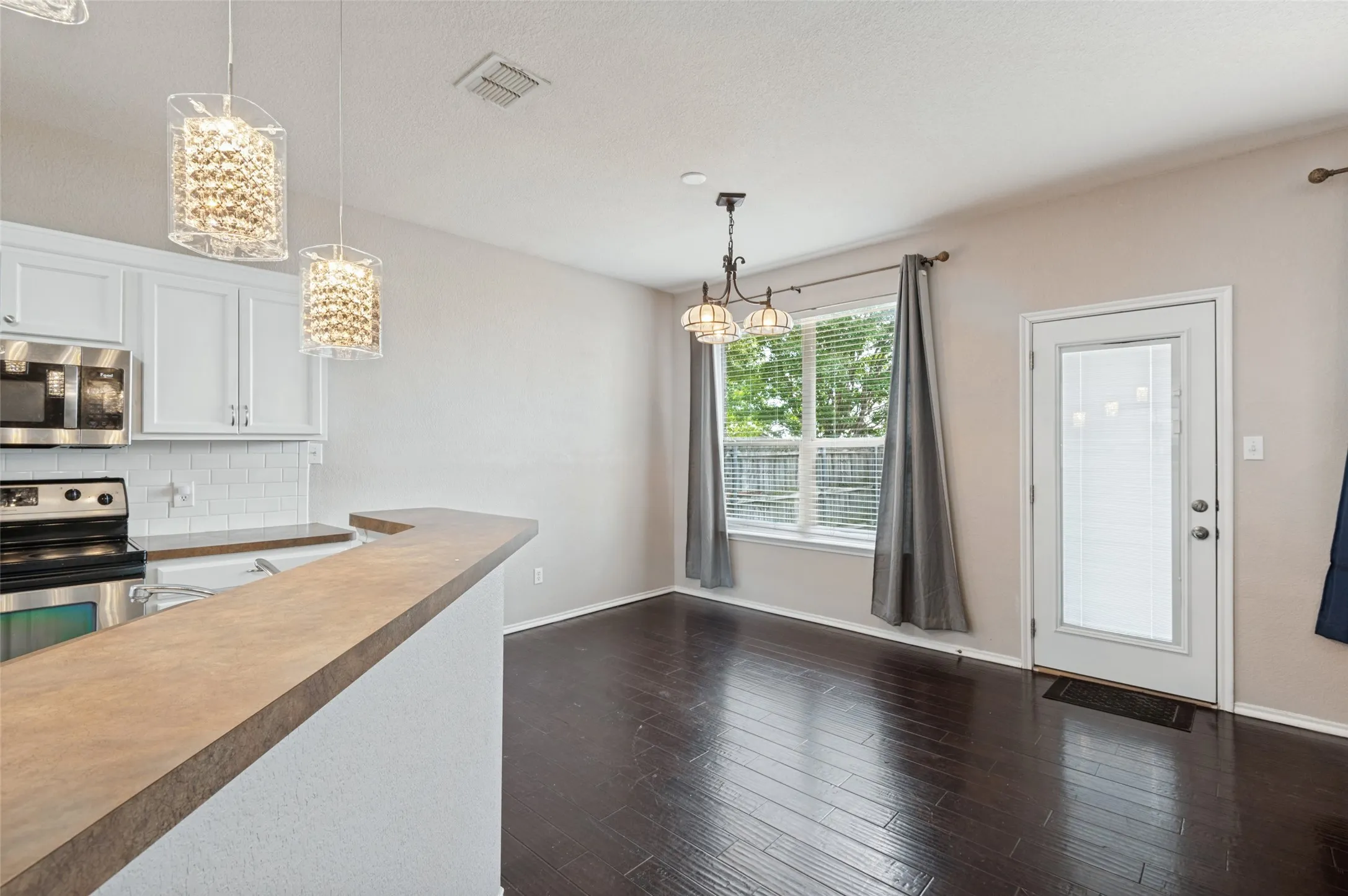 Single Family Residence For Sale in Tarrant County , 6441 Waterhill Lane, Fort Worth, Texas 76179, 3 Bedroom, 2 Bathroom, 2 Garage spaces, 1,579 Sqft, built in 2005, mls#21411695, Real Estate Agent in Fort Worth, Homes For Sale in Tarrant county, Homes For Sale in Fort Worth, Realtor in Fort Worth Texas, Real Estate Brokerage Independent Realty Texas, Luminita Cordes Realtor