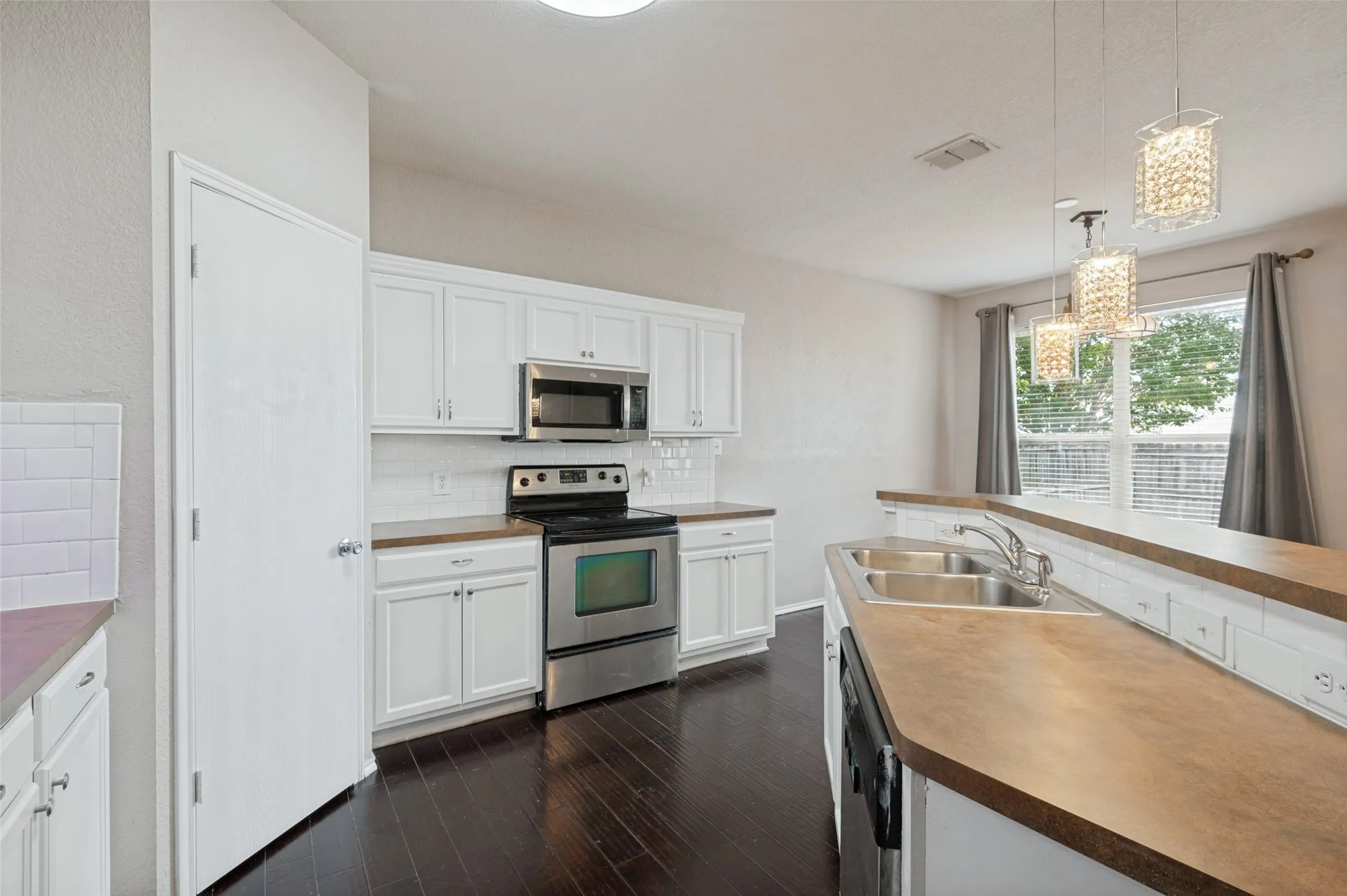 Single Family Residence For Sale in Tarrant County , 6441 Waterhill Lane, Fort Worth, Texas 76179, 3 Bedroom, 2 Bathroom, 2 Garage spaces, 1,579 Sqft, built in 2005, mls#21411695, Real Estate Agent in Fort Worth, Homes For Sale in Tarrant county, Homes For Sale in Fort Worth, Realtor in Fort Worth Texas, Real Estate Brokerage Independent Realty Texas, Luminita Cordes Realtor