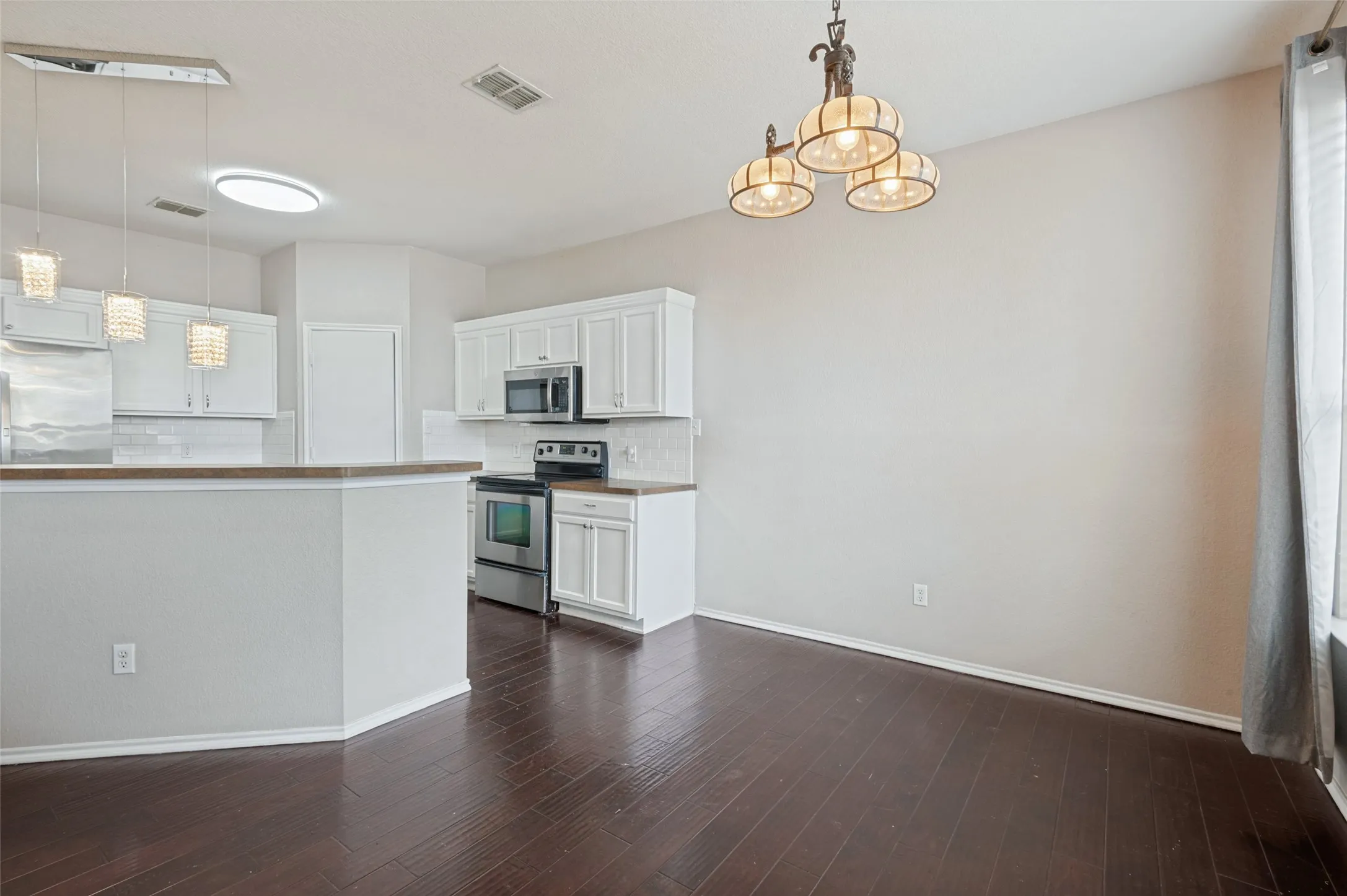 Single Family Residence For Sale in Tarrant County , 6441 Waterhill Lane, Fort Worth, Texas 76179, 3 Bedroom, 2 Bathroom, 2 Garage spaces, 1,579 Sqft, built in 2005, mls#21411695, Real Estate Agent in Fort Worth, Homes For Sale in Tarrant county, Homes For Sale in Fort Worth, Realtor in Fort Worth Texas, Real Estate Brokerage Independent Realty Texas, Luminita Cordes Realtor