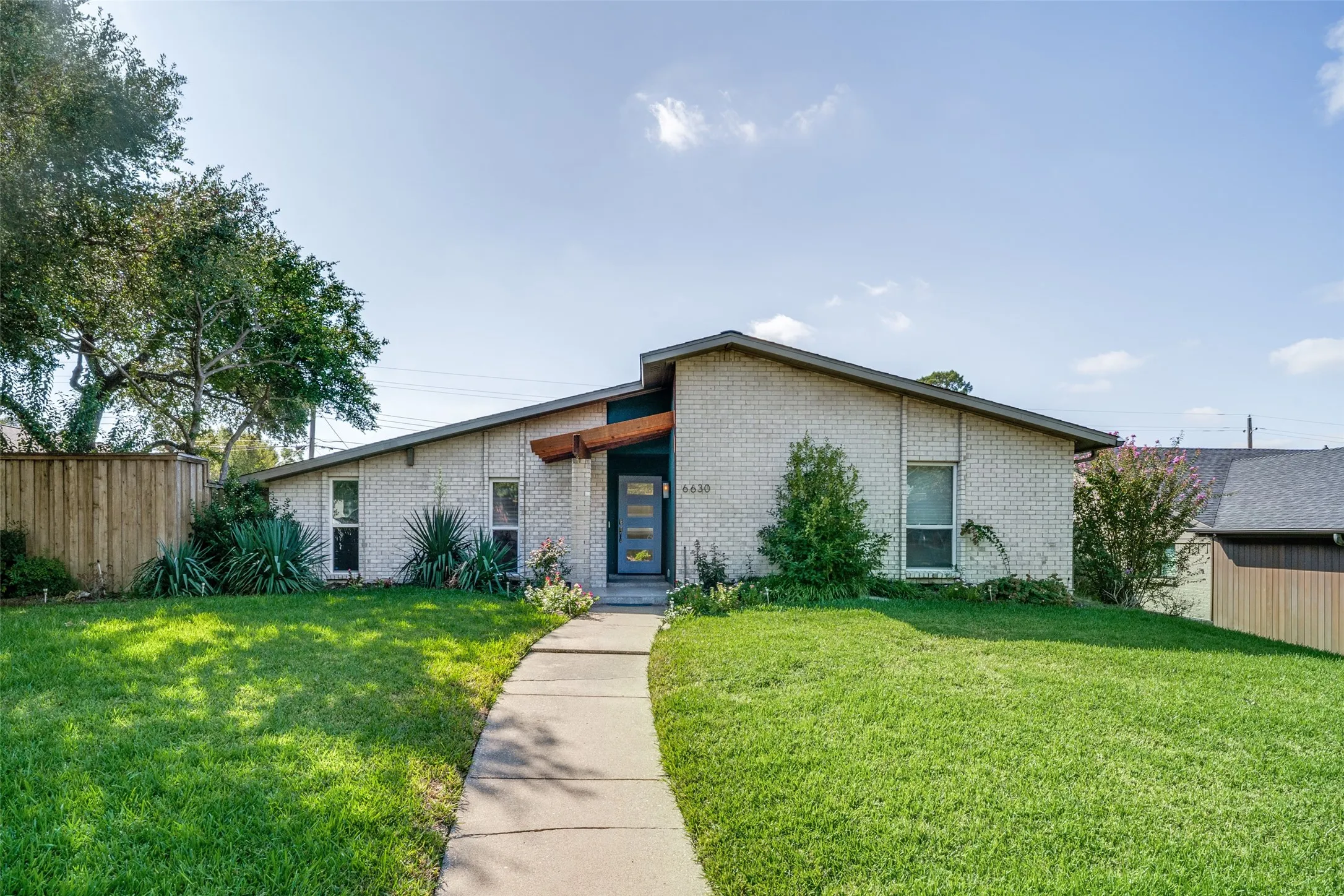 Single Family Residence For Sale in Dallas County , 6630 Town Bluff Drive, Dallas, Texas 75248, 3 Bedroom, 2 Bathroom, 2 Garage spaces, 1,828 Sqft, built in 1971, mls#21412022, Real Estate Agent in Dallas, Homes For Sale in Dallas county, Homes For Sale in Dallas, Realtor in Dallas Texas, Real Estate Brokerage Independent Realty Texas, Luminita Cordes Realtor