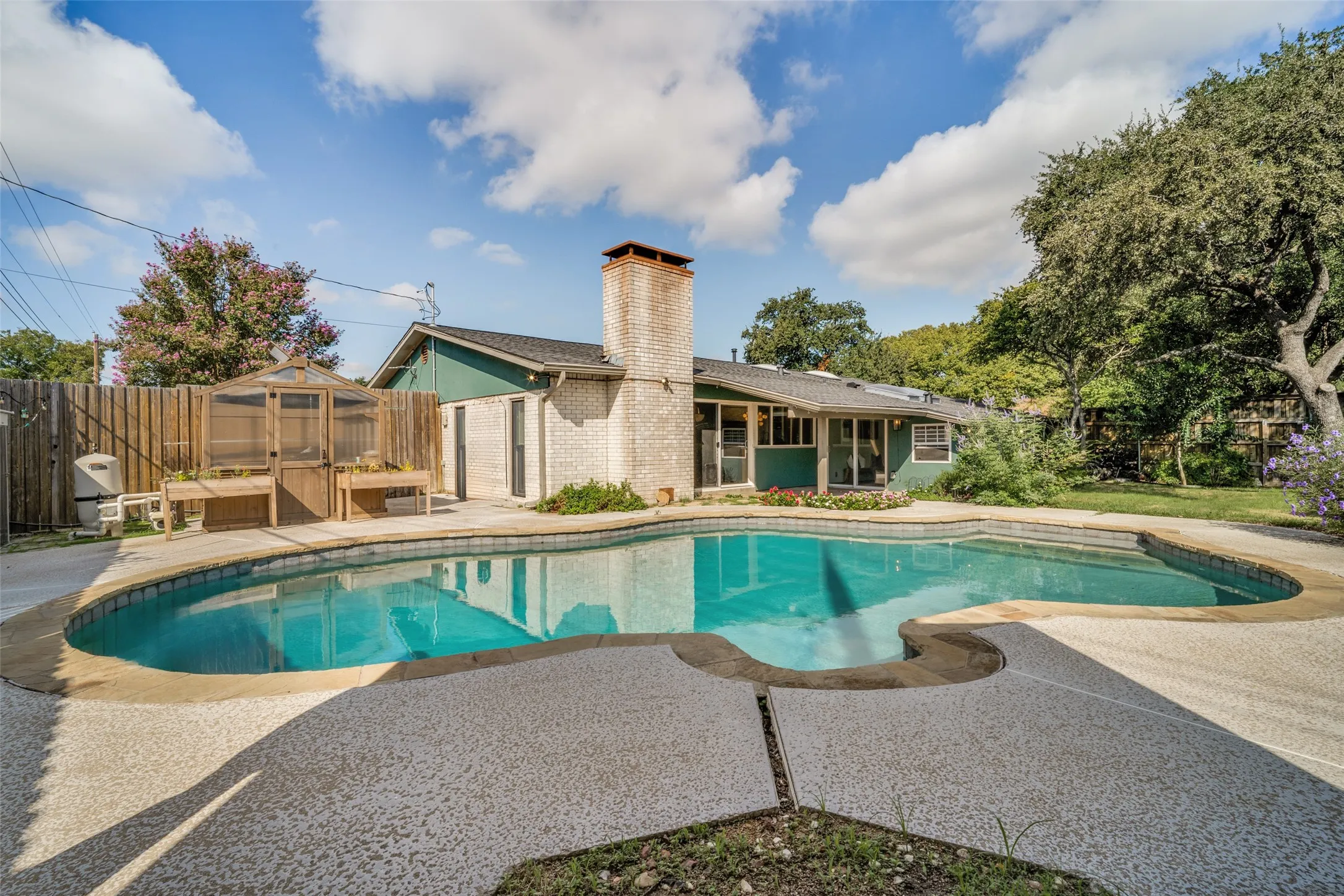 Single Family Residence For Sale in Dallas County , 6630 Town Bluff Drive, Dallas, Texas 75248, 3 Bedroom, 2 Bathroom, 2 Garage spaces, 1,828 Sqft, built in 1971, mls#21412022, Real Estate Agent in Dallas, Homes For Sale in Dallas county, Homes For Sale in Dallas, Realtor in Dallas Texas, Real Estate Brokerage Independent Realty Texas, Luminita Cordes Realtor