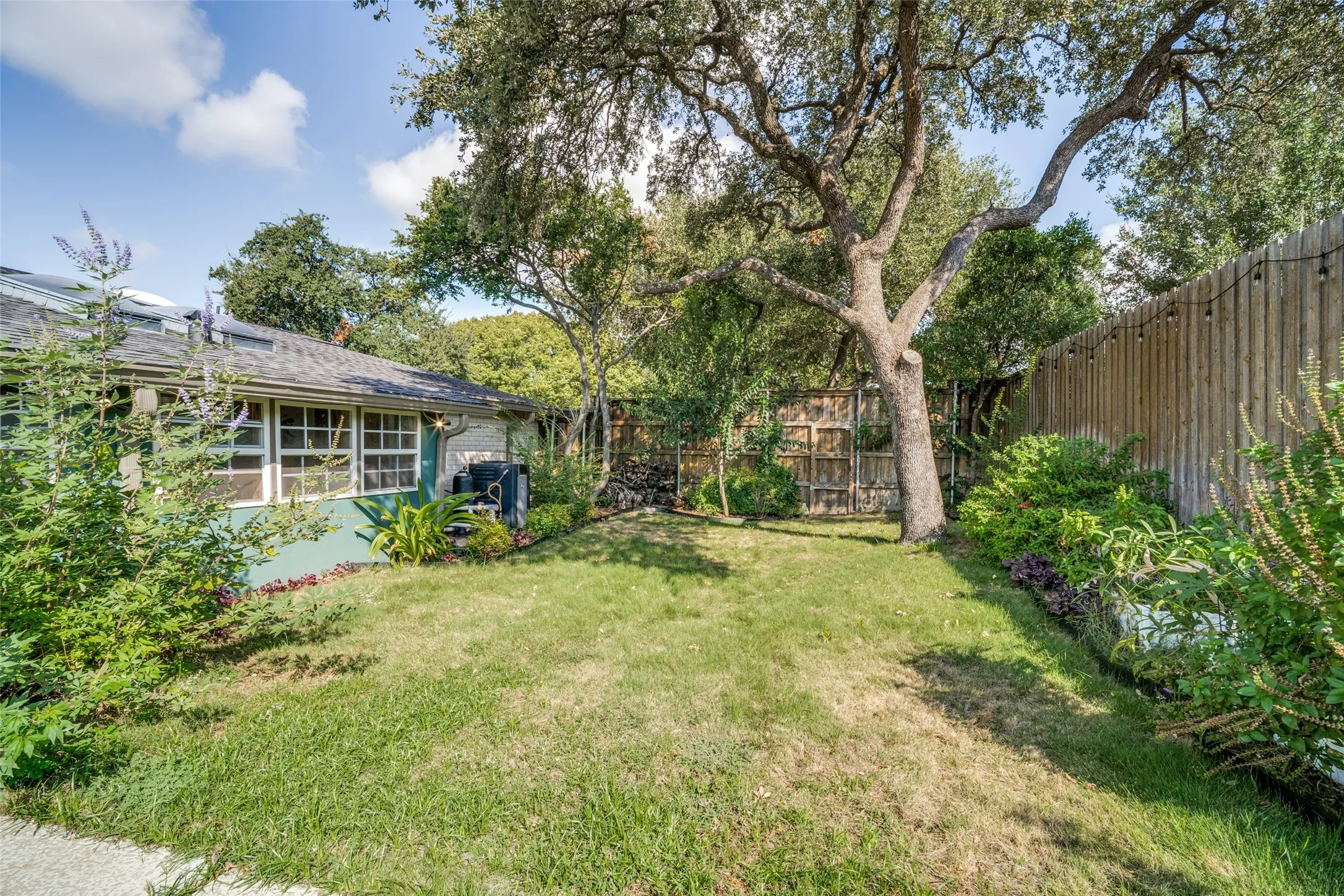 Single Family Residence For Sale in Dallas County , 6630 Town Bluff Drive, Dallas, Texas 75248, 3 Bedroom, 2 Bathroom, 2 Garage spaces, 1,828 Sqft, built in 1971, mls#21412022, Real Estate Agent in Dallas, Homes For Sale in Dallas county, Homes For Sale in Dallas, Realtor in Dallas Texas, Real Estate Brokerage Independent Realty Texas, Luminita Cordes Realtor