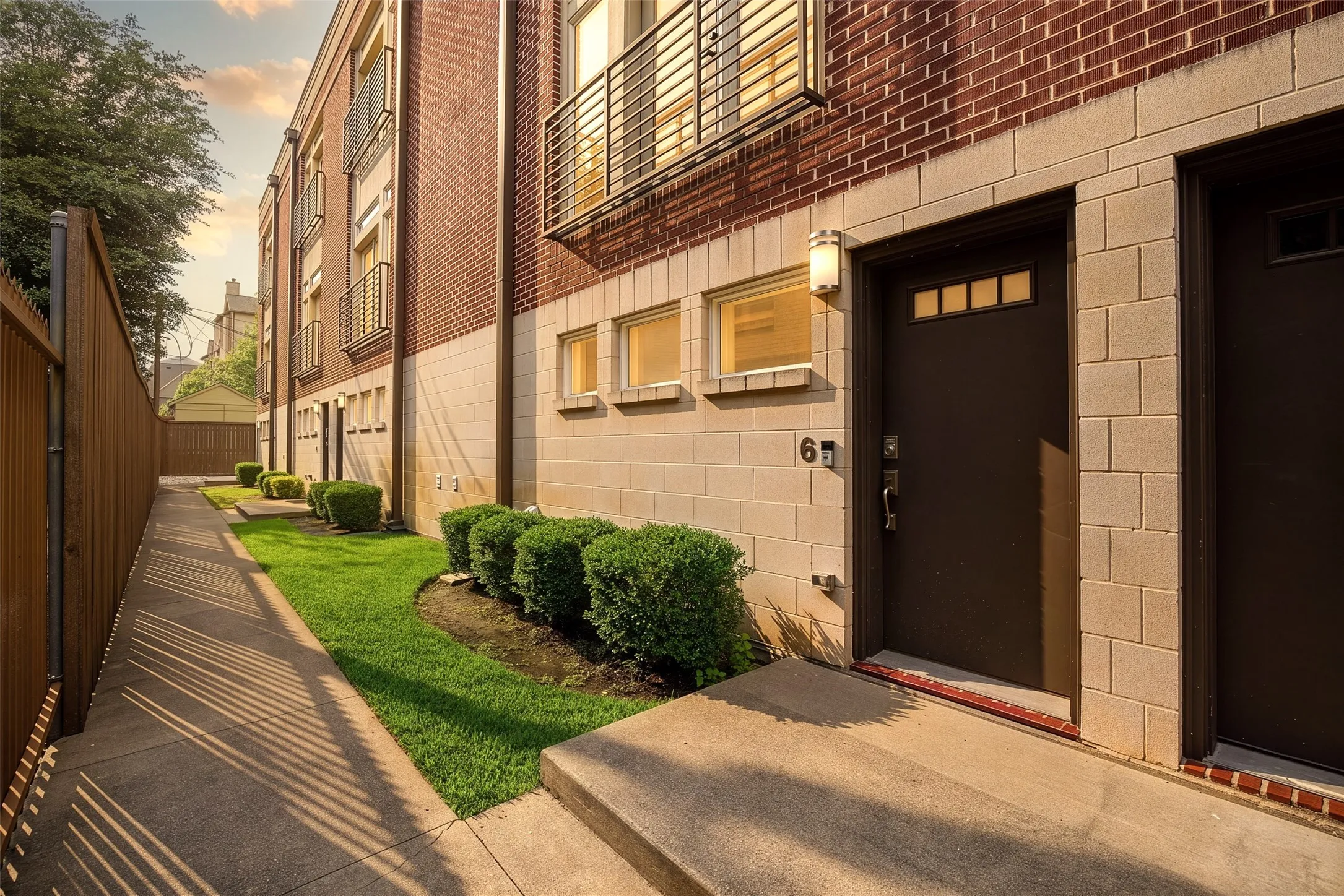 Condominium For Sale in Dallas County , 5711 Ross Avenue 6, Dallas, Texas 75206, 2 Bedroom, 3 Bathroom, 2 Garage spaces, 1,395 Sqft, built in 2007, mls#21414105, Real Estate Agent in Dallas, Homes For Sale in Dallas county, Homes For Sale in Dallas, Realtor in Dallas Texas, Real Estate Brokerage Independent Realty Texas, Luminita Cordes Realtor