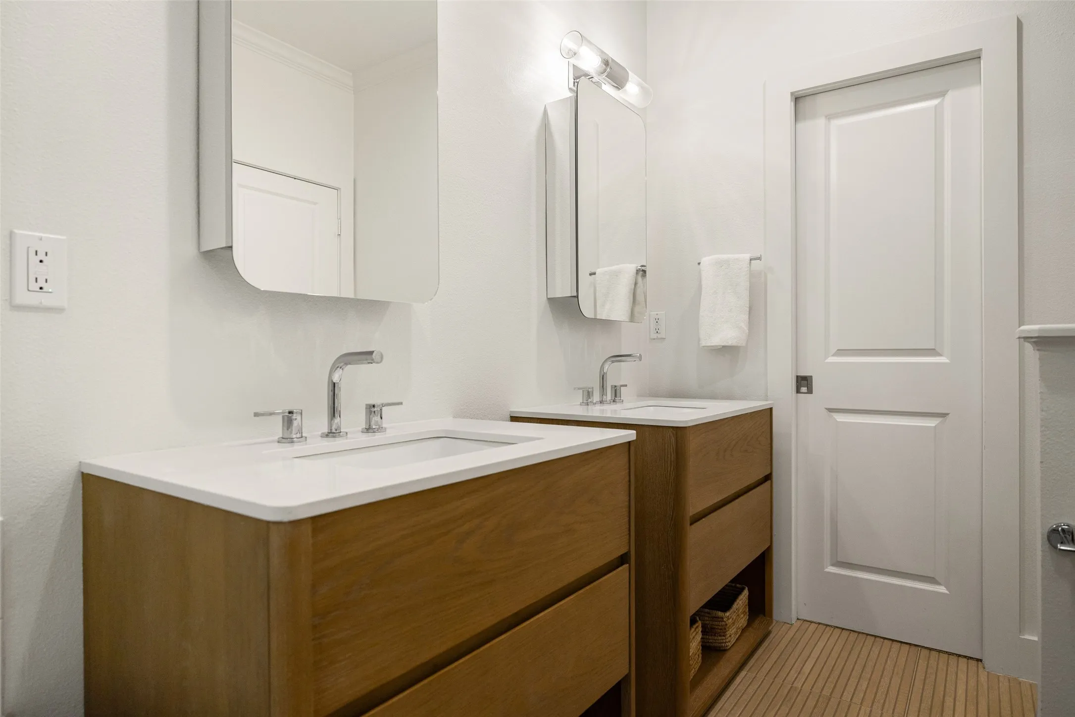 Condominium For Sale in Dallas County , 5711 Ross Avenue 6, Dallas, Texas 75206, 2 Bedroom, 3 Bathroom, 2 Garage spaces, 1,395 Sqft, built in 2007, mls#21414105, Real Estate Agent in Dallas, Homes For Sale in Dallas county, Homes For Sale in Dallas, Realtor in Dallas Texas, Real Estate Brokerage Independent Realty Texas, Luminita Cordes Realtor